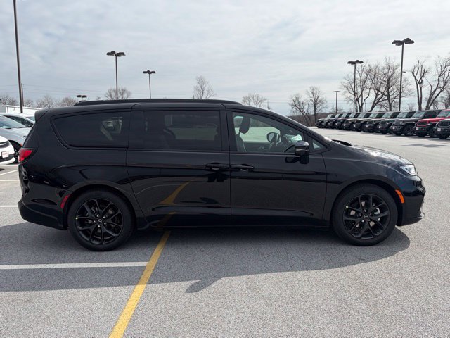 New 2026 Chrysler Pacifica Limited w/ S Appearance Package FWD image 9
