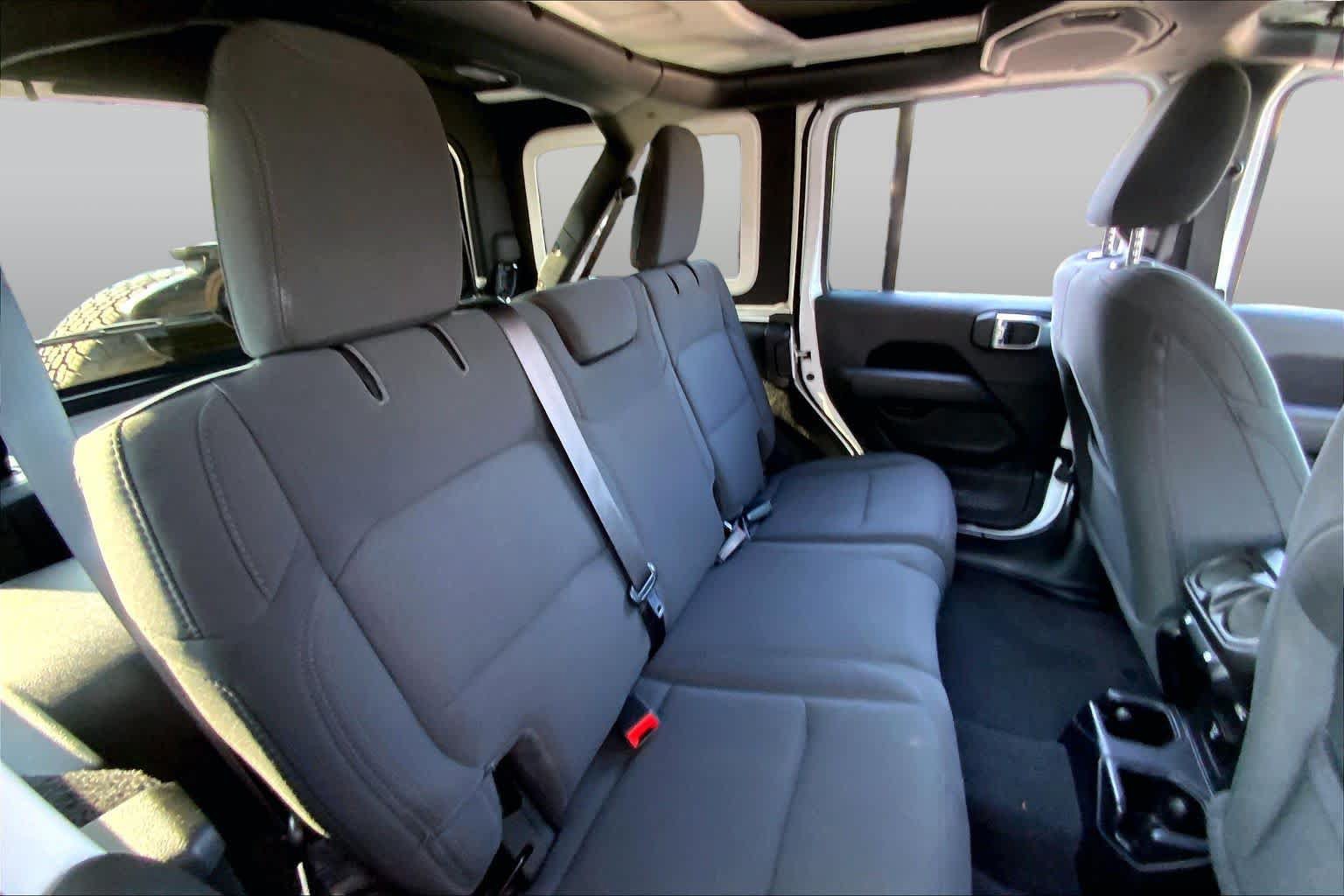 Used 2021 Jeep Wrangler Unlimited Sahara AWD/4WD image 17