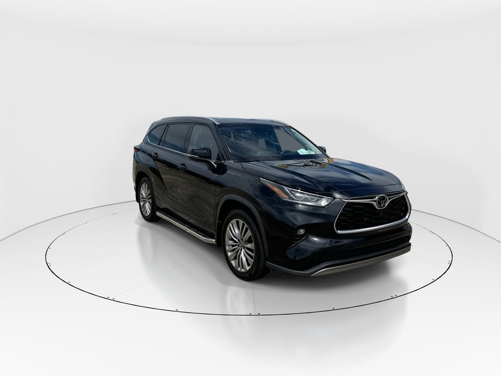 Used 2024 Toyota Highlander Platinum FWD image 2