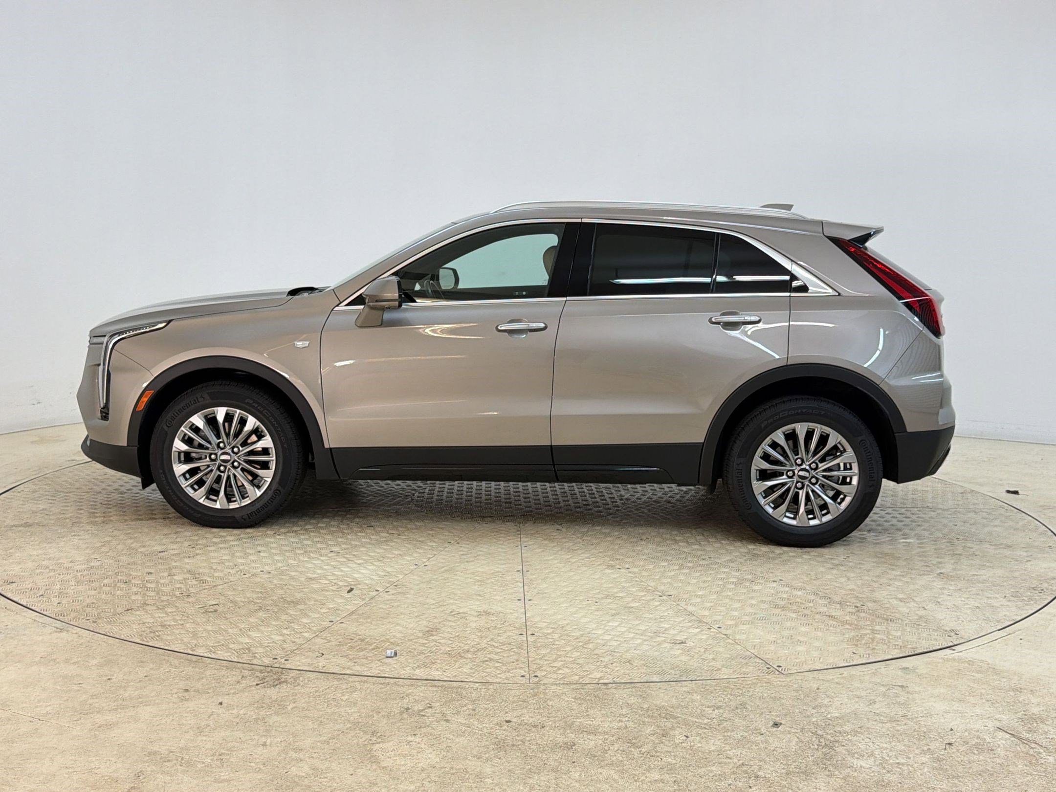 Used 2025 Cadillac XT4 Premium Luxury FWD image 2
