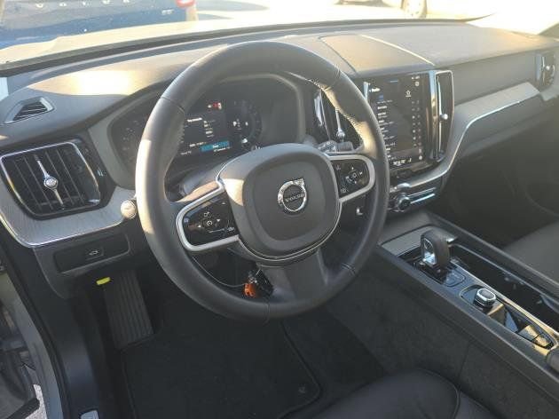 Used 2025 Volvo XC60 B5 Plus image 8