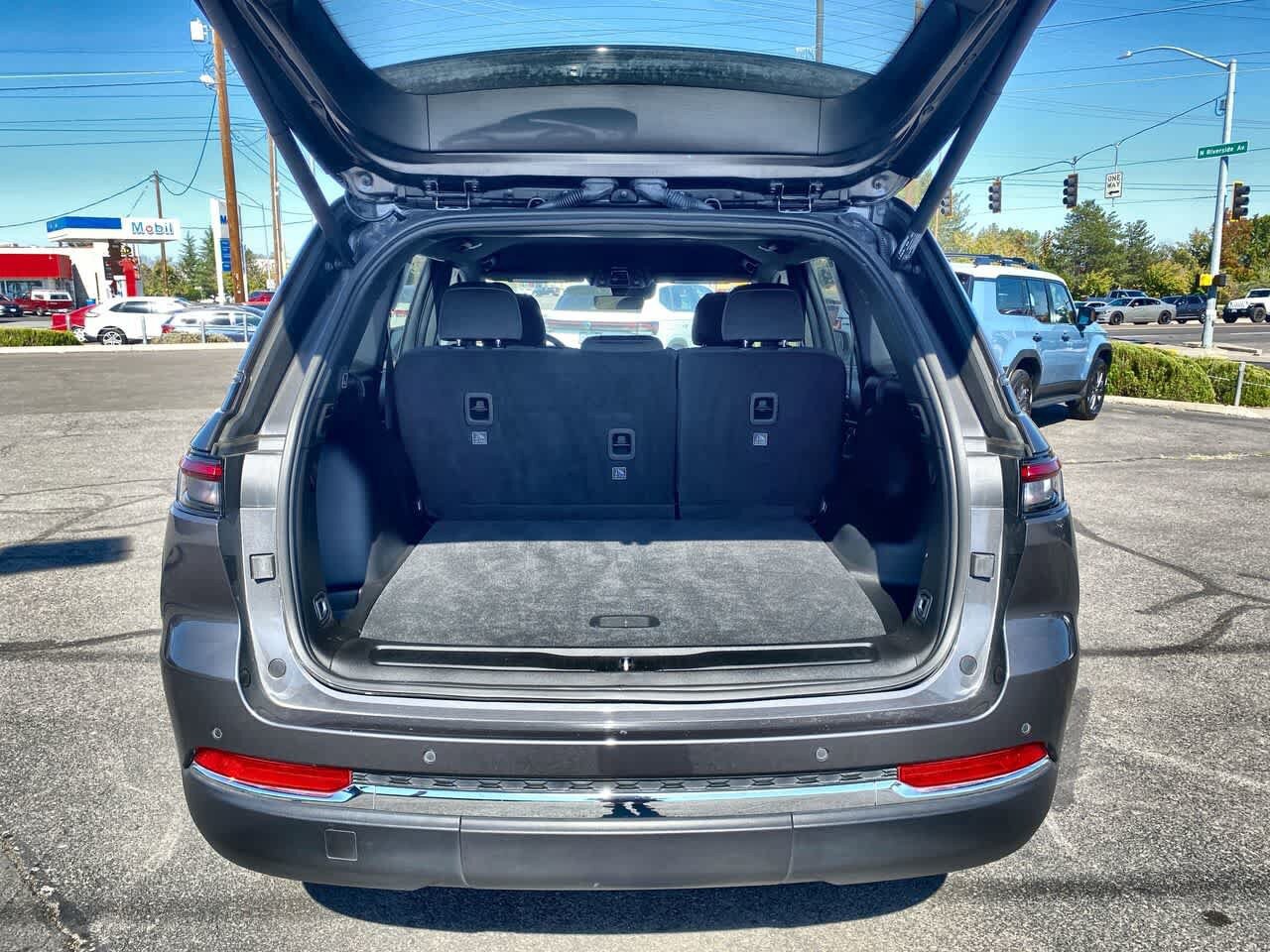 Used 2025 Jeep Grand Cherokee Laredo w/ Luxury Tech Group I AWD/4WD image 22