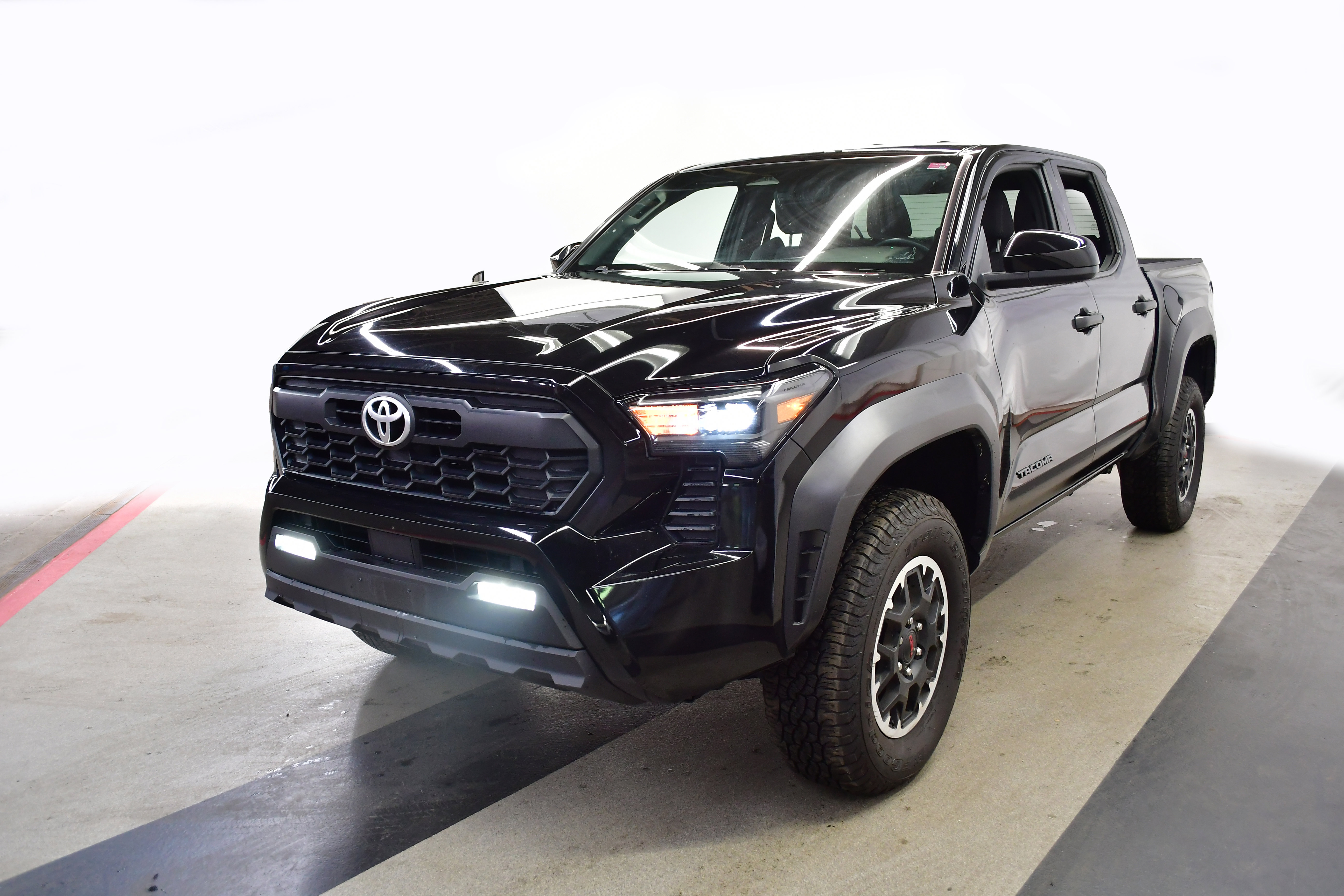 Used 2025 Toyota Tacoma TRD Off-Road AWD/4WD image 4