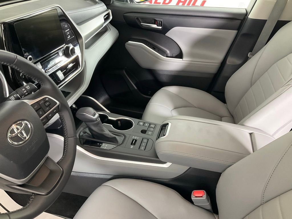 Used 2024 Toyota Highlander XLE image 13
