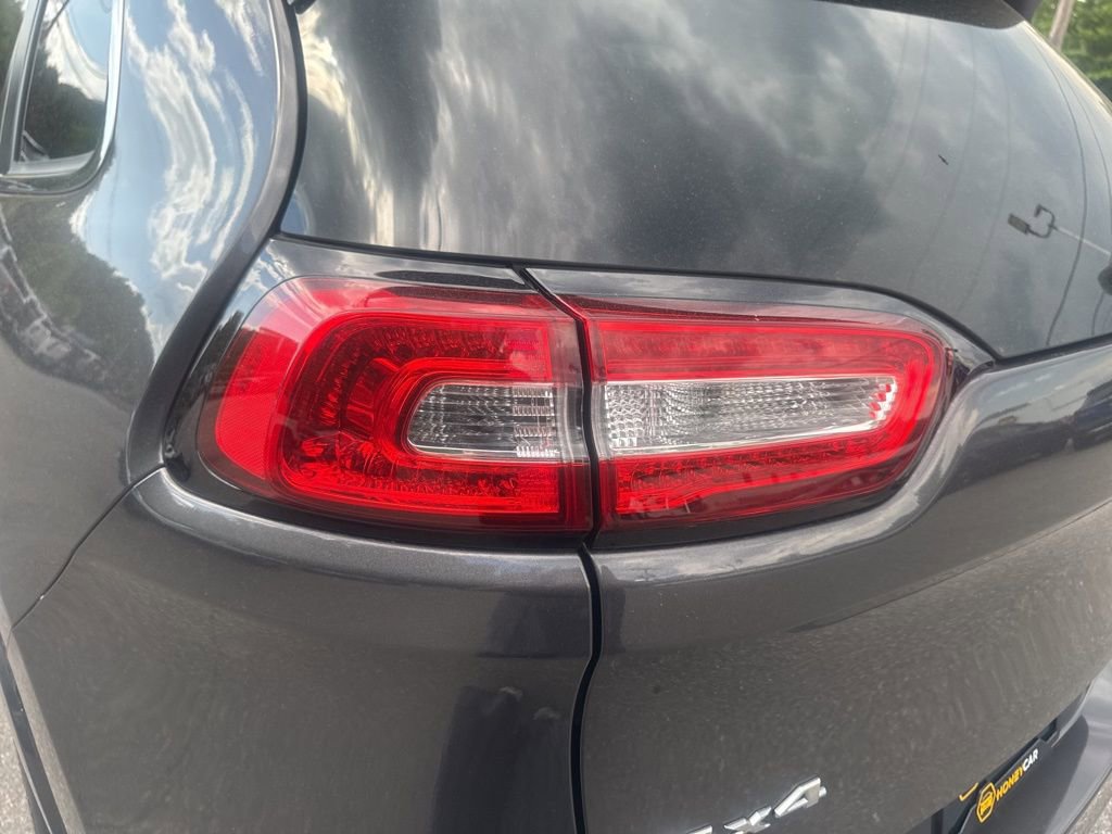 Used 2018 Jeep Cherokee Overland AWD/4WD image 9