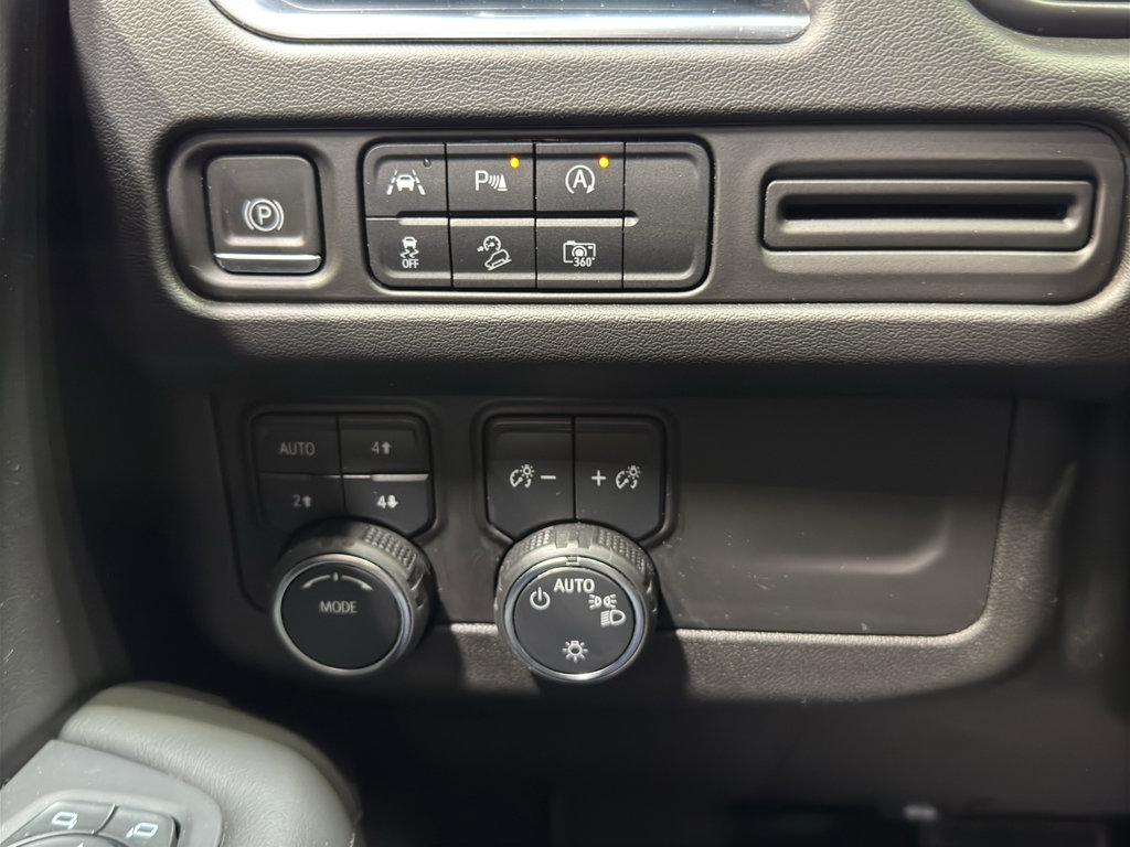 Used 2024 Chevrolet Suburban Z71 w/ Luxury Package AWD/4WD image 34