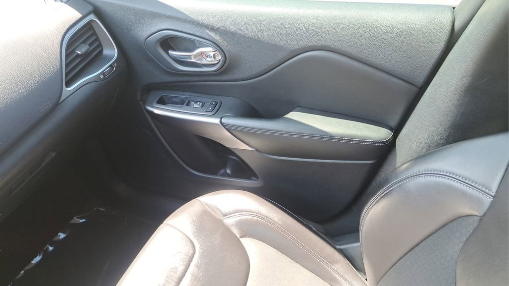 Used 2019 Jeep Cherokee Latitude Plus w/ Comfort/Convenience Group FWD image 16