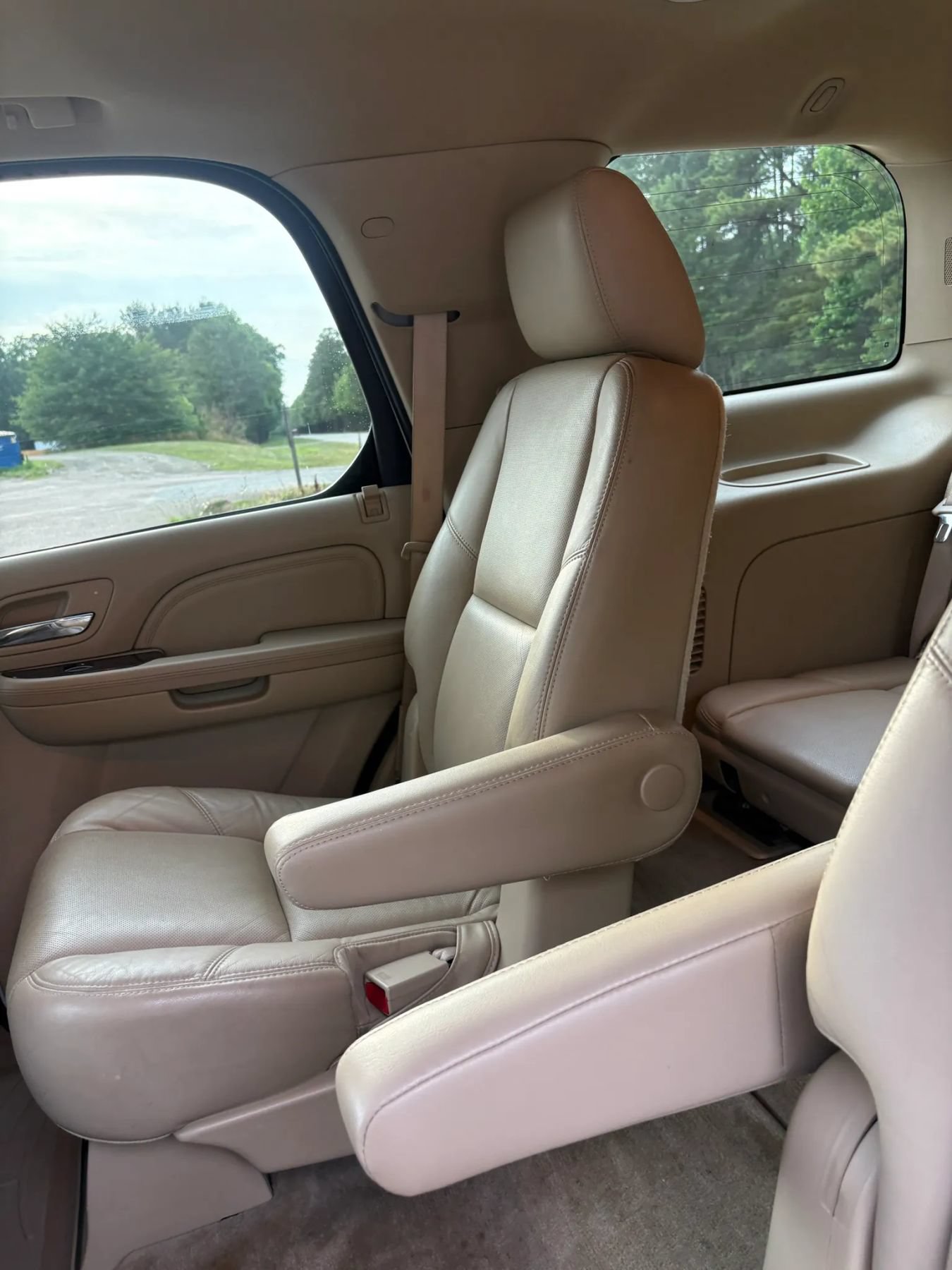 Used 2011 Cadillac Escalade Premium AWD/4WD image 43