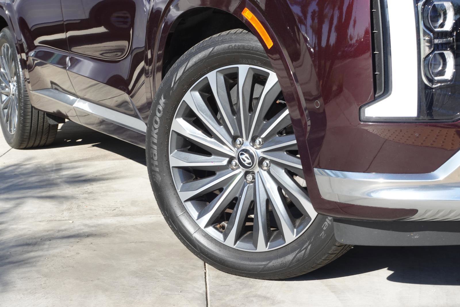 Used 2024 Hyundai Palisade Calligraphy image 3