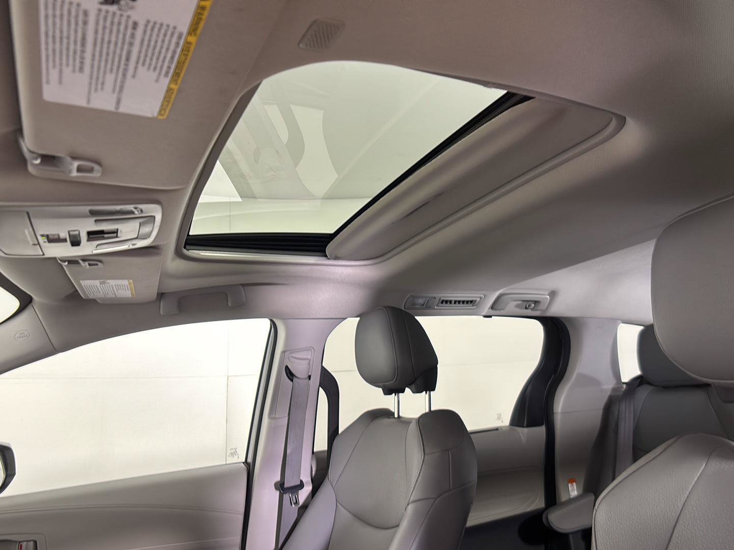 Used 2021 Toyota Sienna XLE FWD image 40