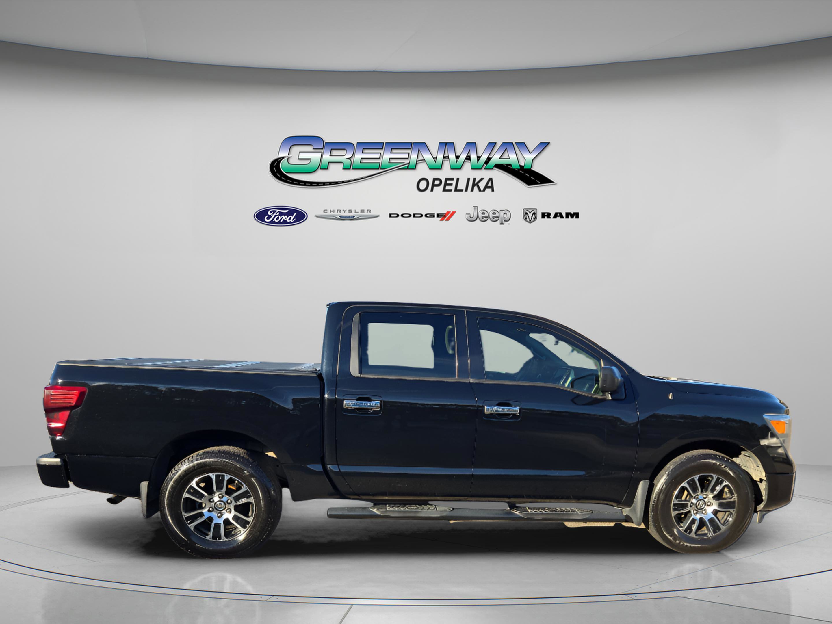 Used 2021 Nissan Titan SV w/ SV Convenience Package image 8