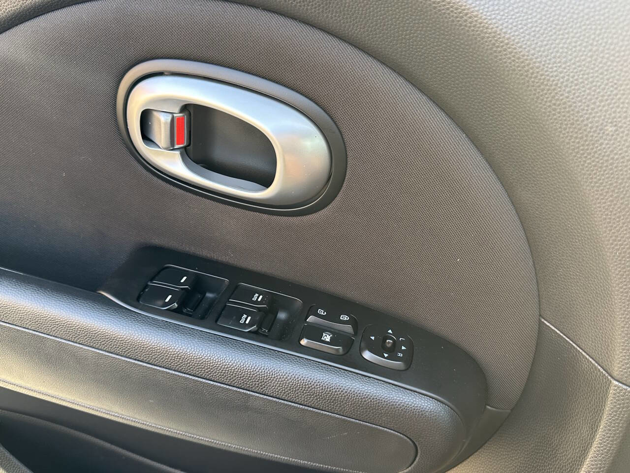 Used 2016 Kia Soul + image 16