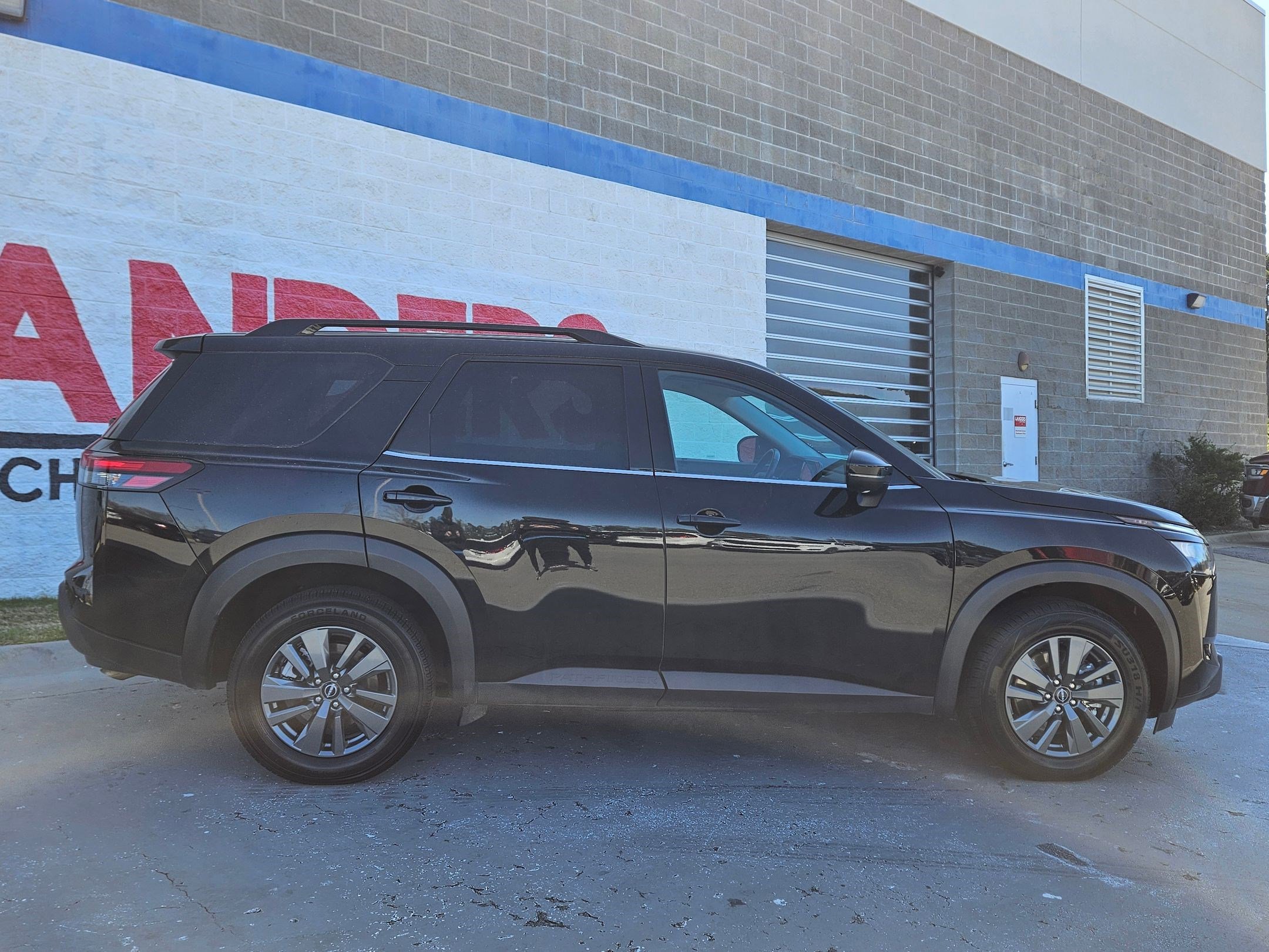 Used 2024 Nissan Pathfinder SV image 8