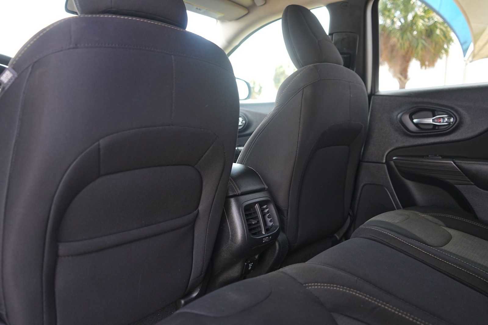 Used 2017 Jeep Cherokee Latitude w/ Comfort & Sound Group FWD image 13