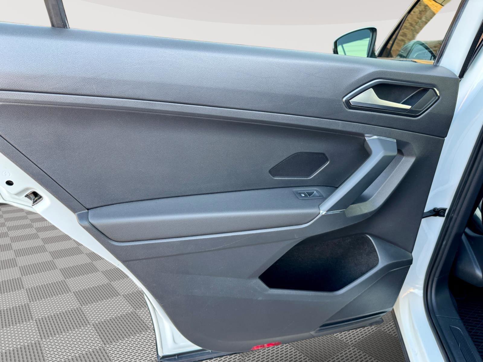 Used 2018 Volkswagen Tiguan SE image 22