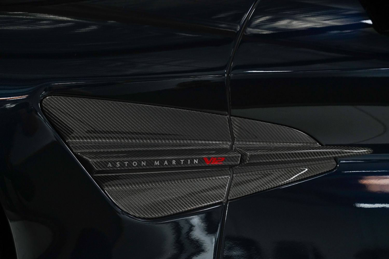Used 2025 Aston Martin Vanquish RWD image 21