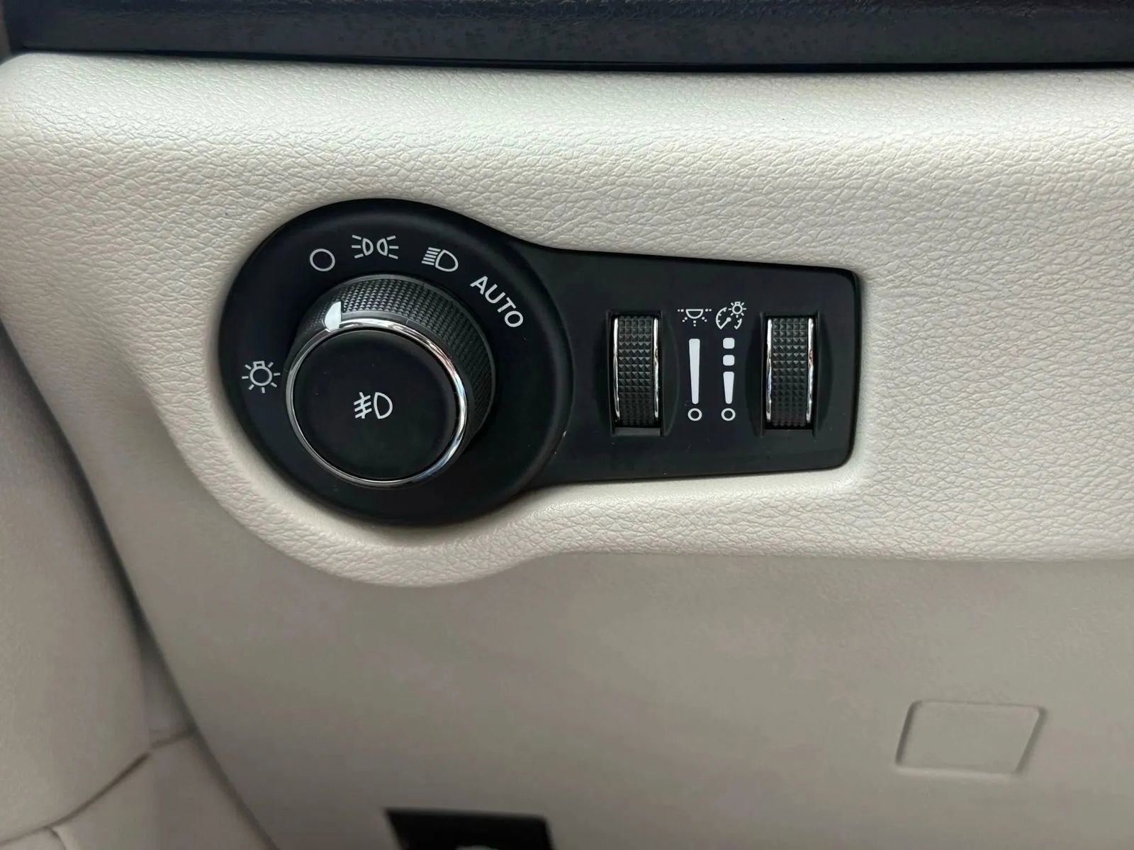 Used 2017 Chrysler Pacifica Touring-L w/ Tire & Wheel Group image 23