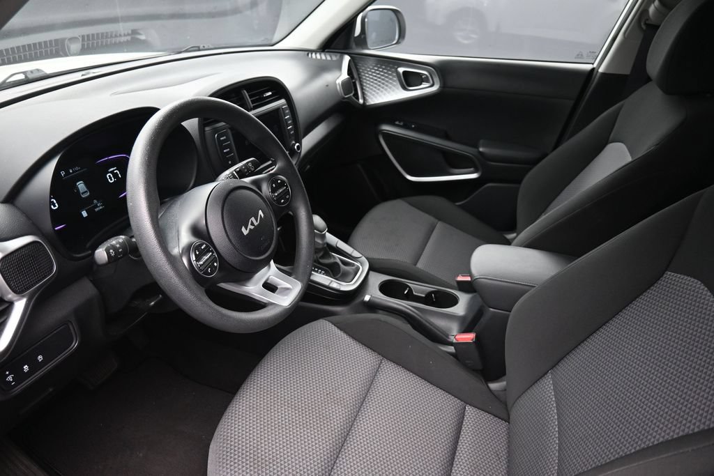Used 2025 Kia Soul LX w/ LX Technology Package FWD image 20