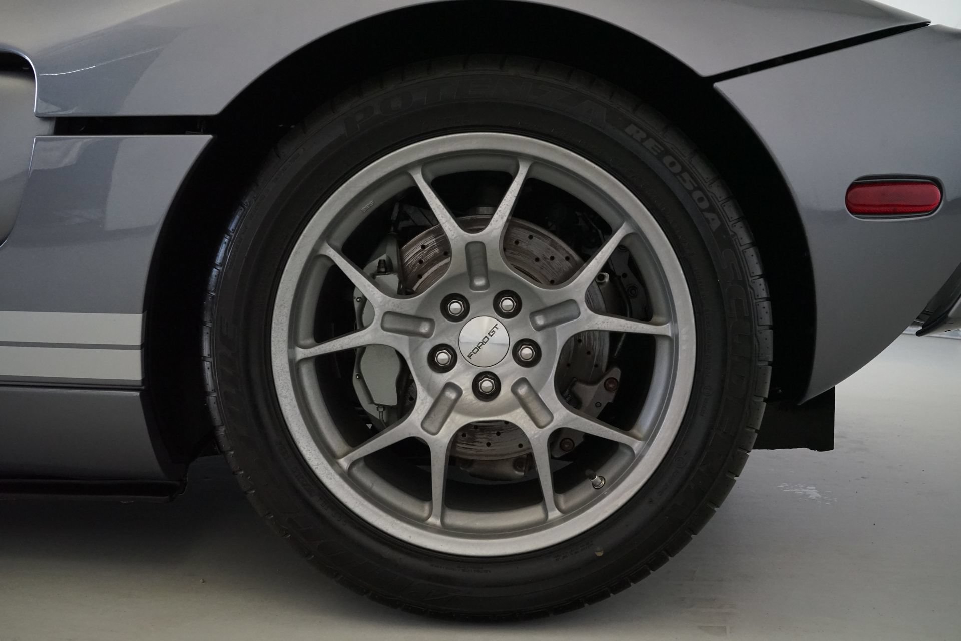 Used 2006 Ford GT RWD image 25