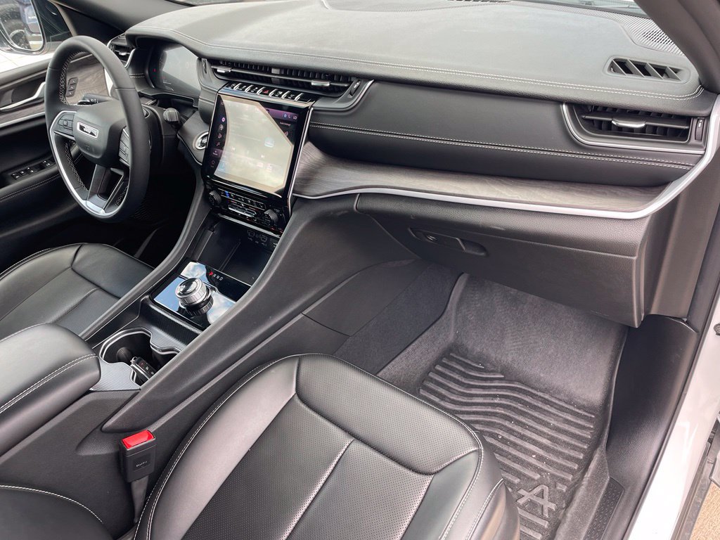 Used 2025 Jeep Grand Cherokee Limited w/ Luxury Tech Group II RWD image 18