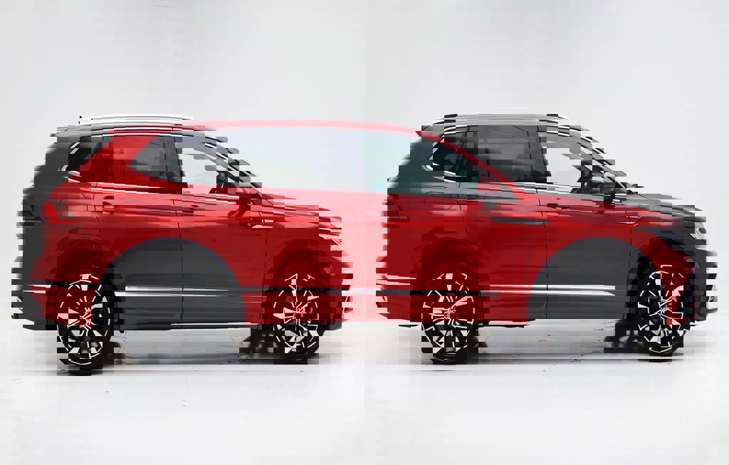 Used 2024 Volkswagen Tiguan SEL R-Line image 2