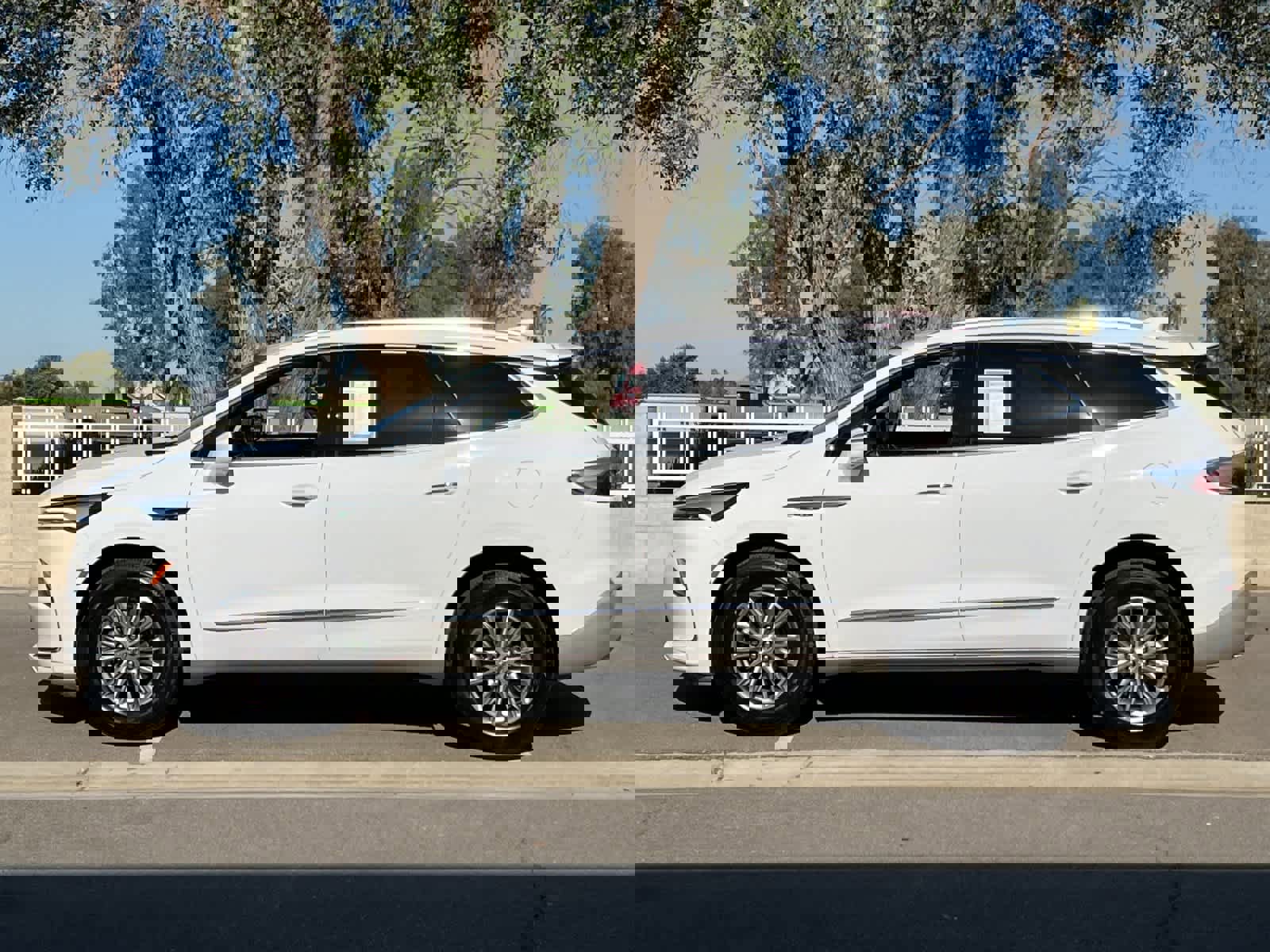 Used 2024 Buick Enclave Premium image 2