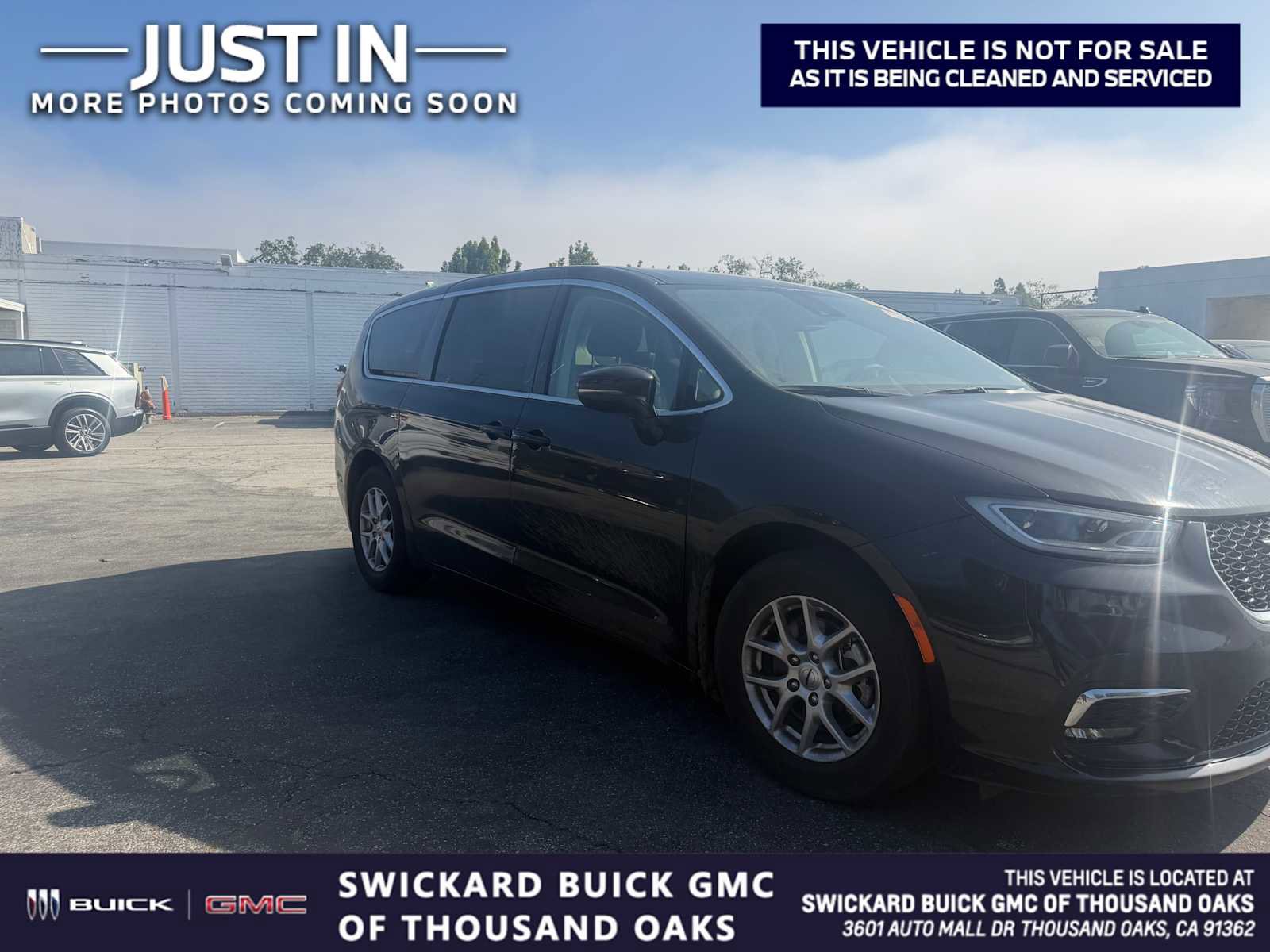 Used 2024 Chrysler Pacifica Touring-L image 1