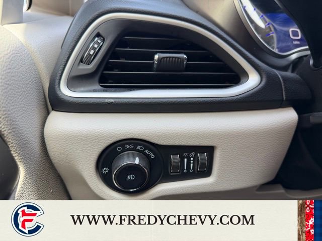 Used 2023 Chrysler Pacifica Touring-L image 19