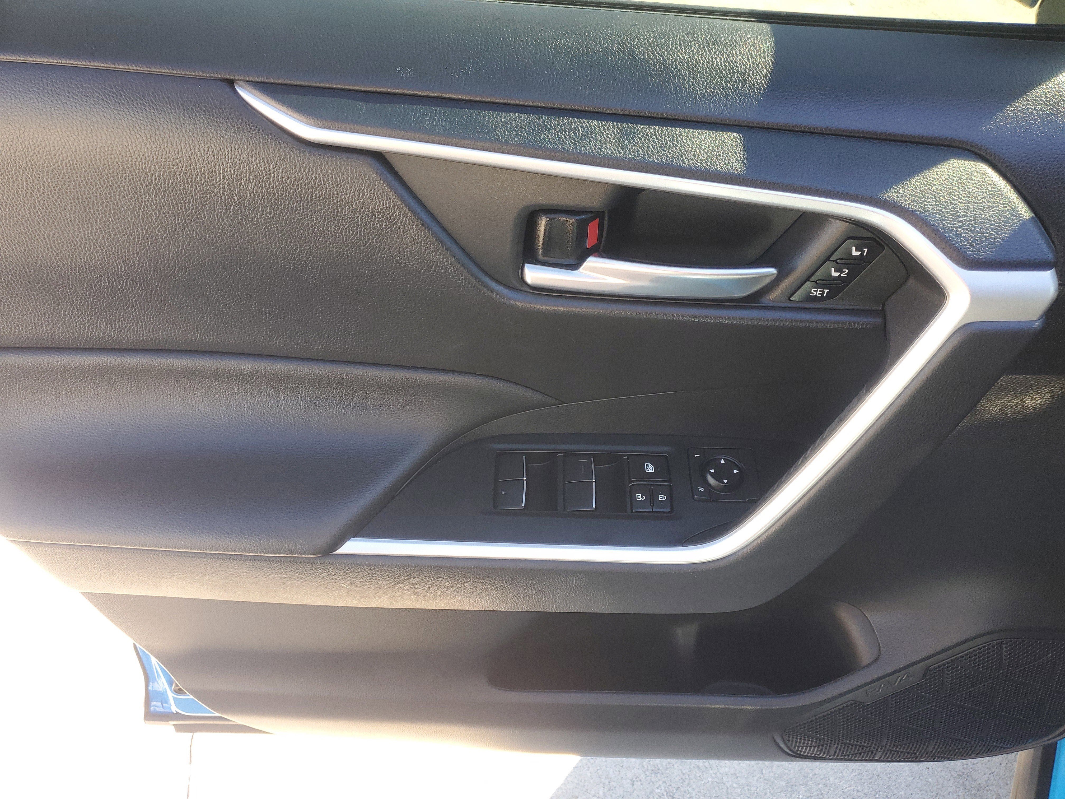 Used 2021 Toyota RAV4 XLE Premium image 20