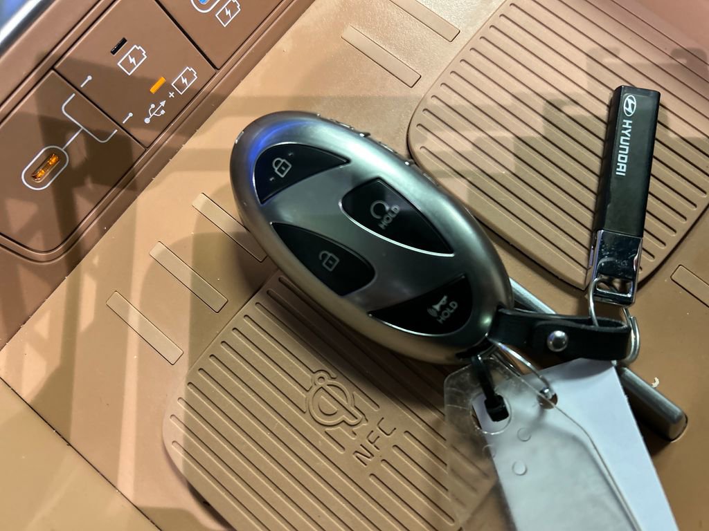 Used 2025 Hyundai Santa Fe Limited image 20