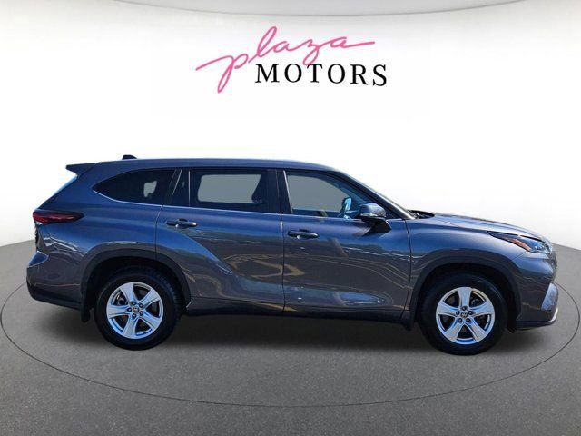 Used 2024 Toyota Highlander LE AWD/4WD image 4