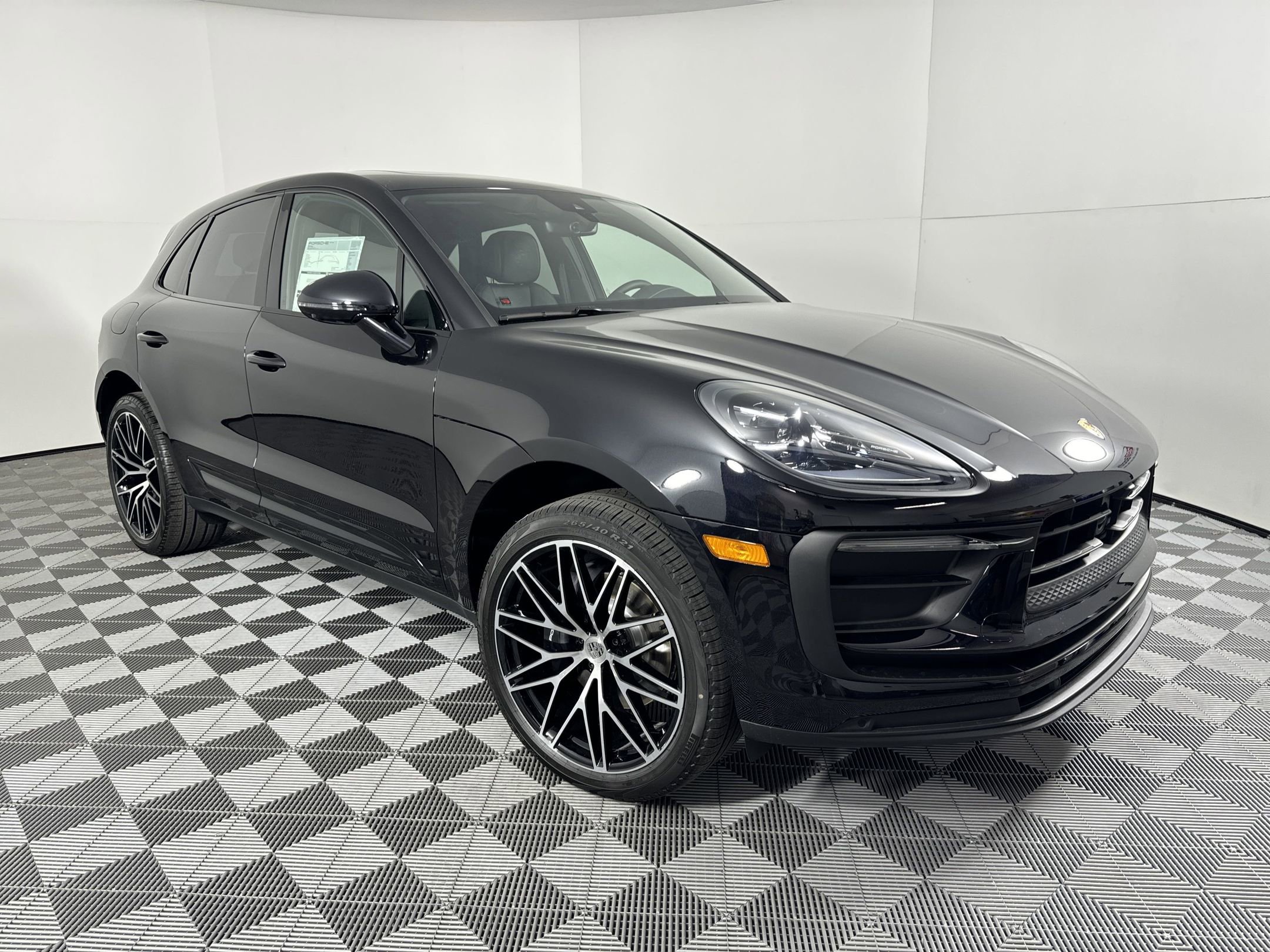 Certified 2025 Porsche Macan image 7