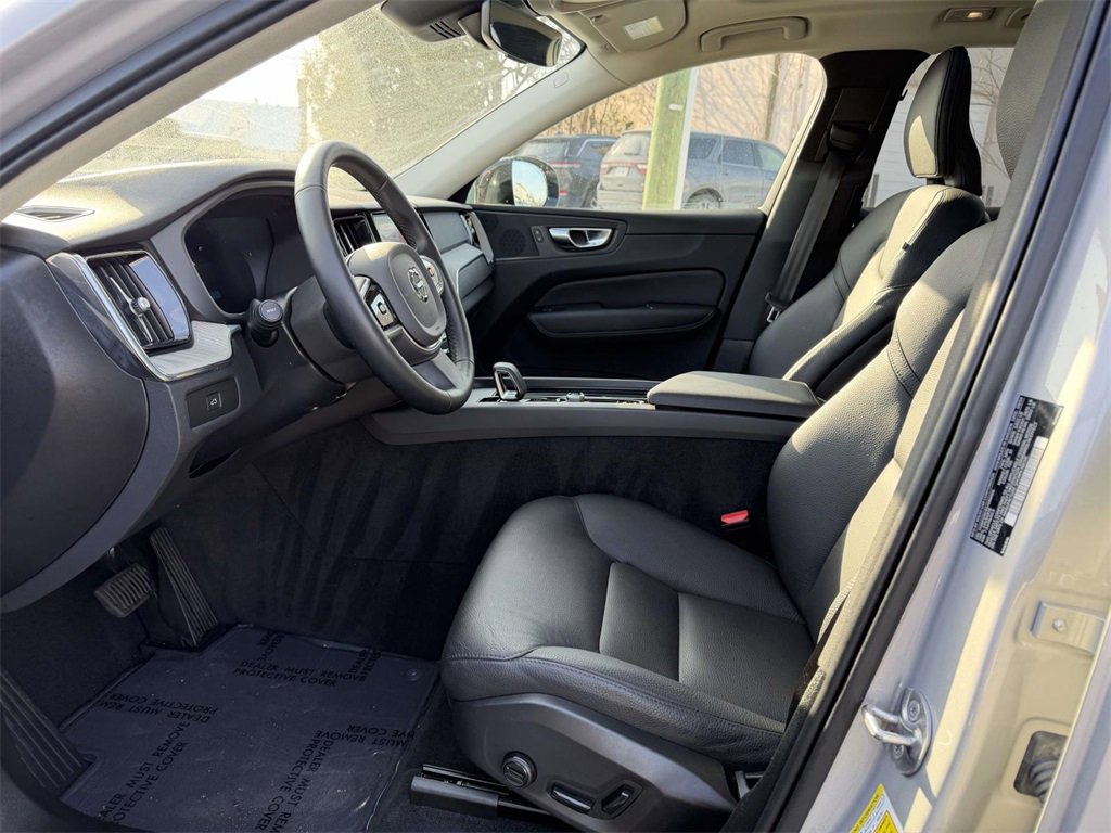 Used 2025 Volvo XC60 B5 Plus image 16