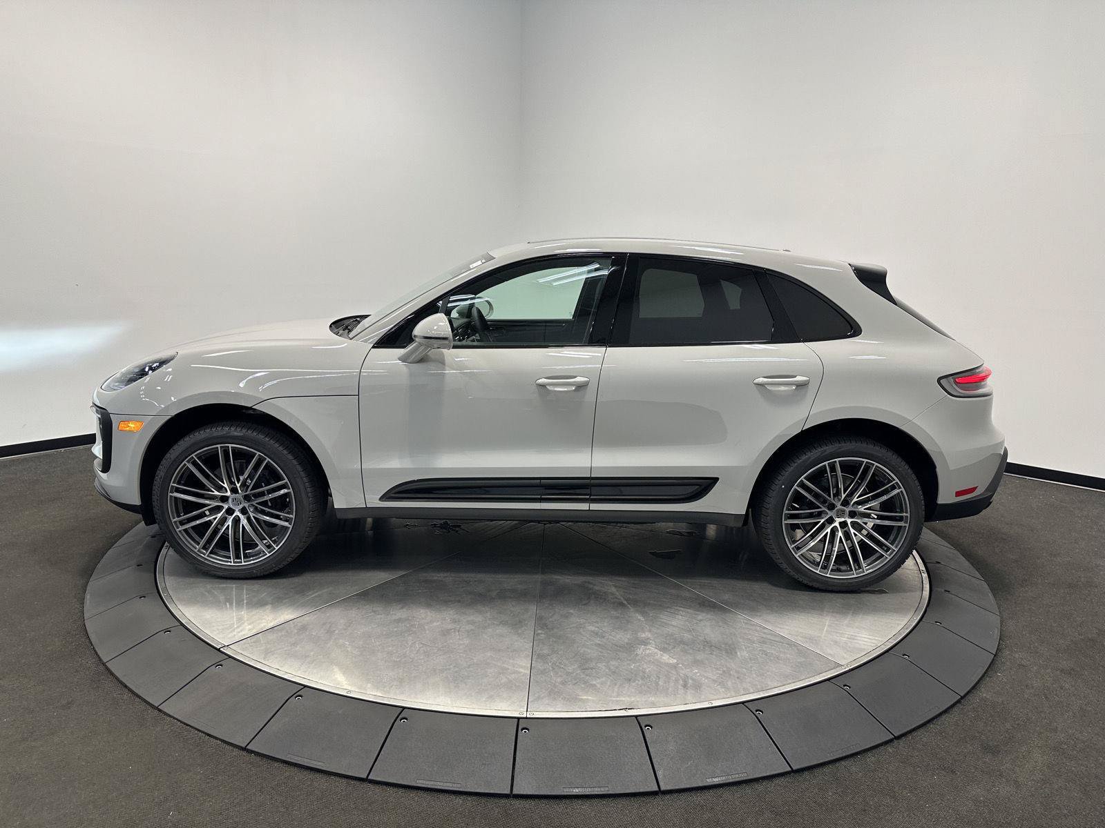 New 2026 Porsche Macan AWD/4WD image 2