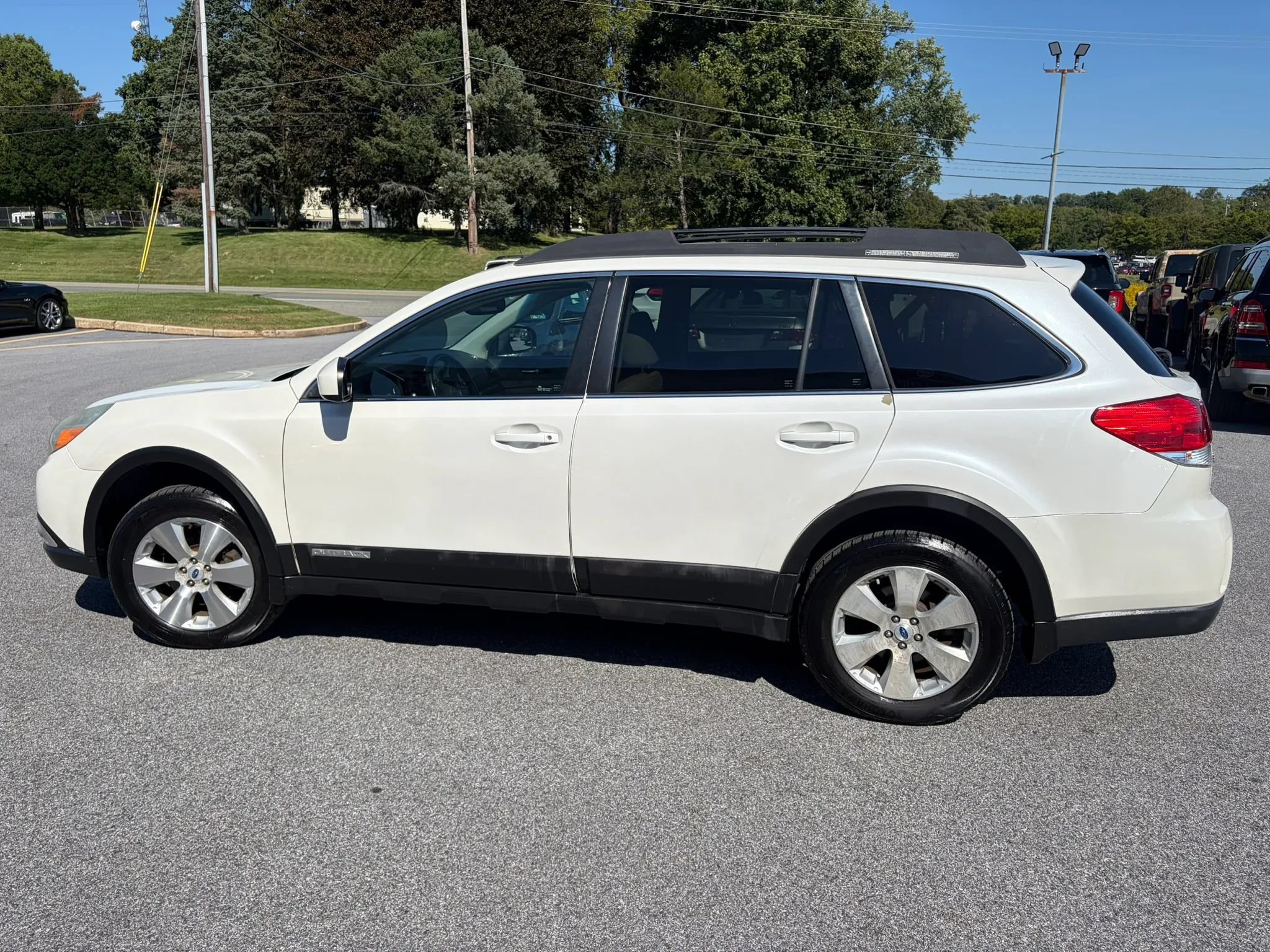Used 2012 Subaru Outback 3.6R Limited w/ Moonroof Pkg AWD/4WD image 5