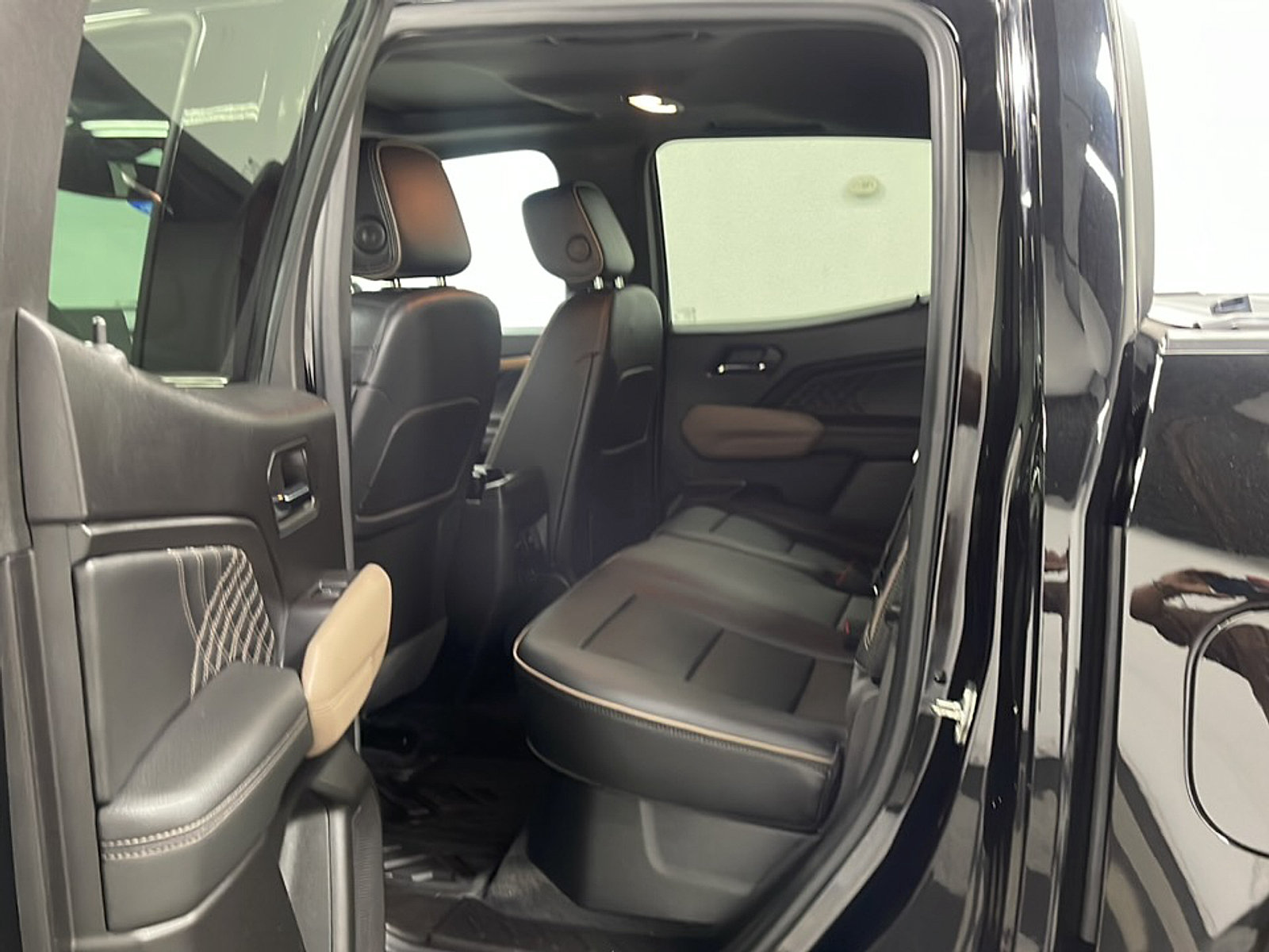 Used 2023 GMC Canyon Denali w/ Denali Black Edition AWD/4WD image 6