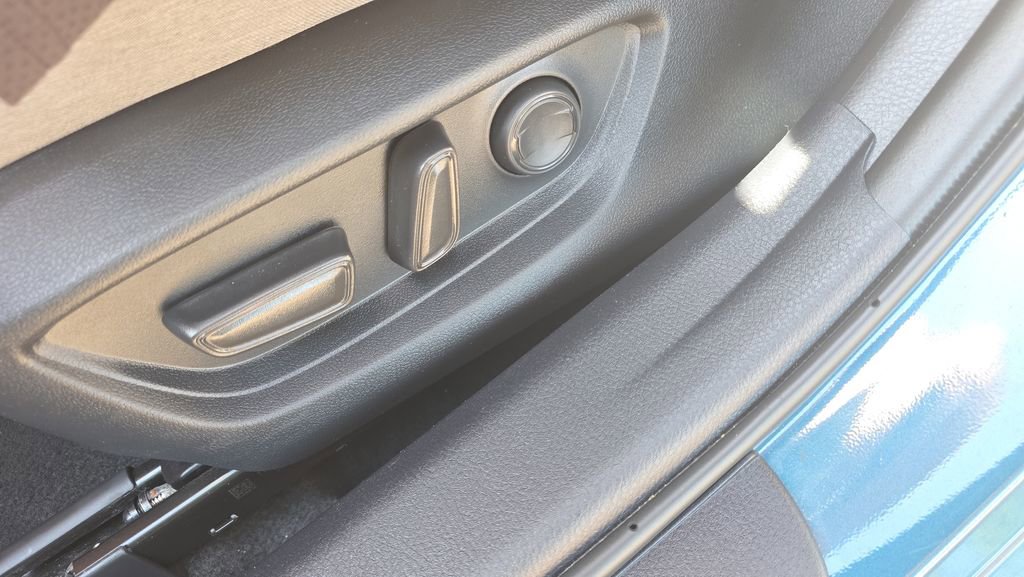 Used 2025 Toyota Camry Hybrid FWD image 16