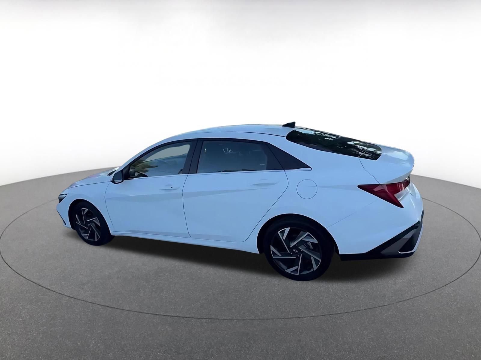 Used 2025 Hyundai Elantra SEL image 11