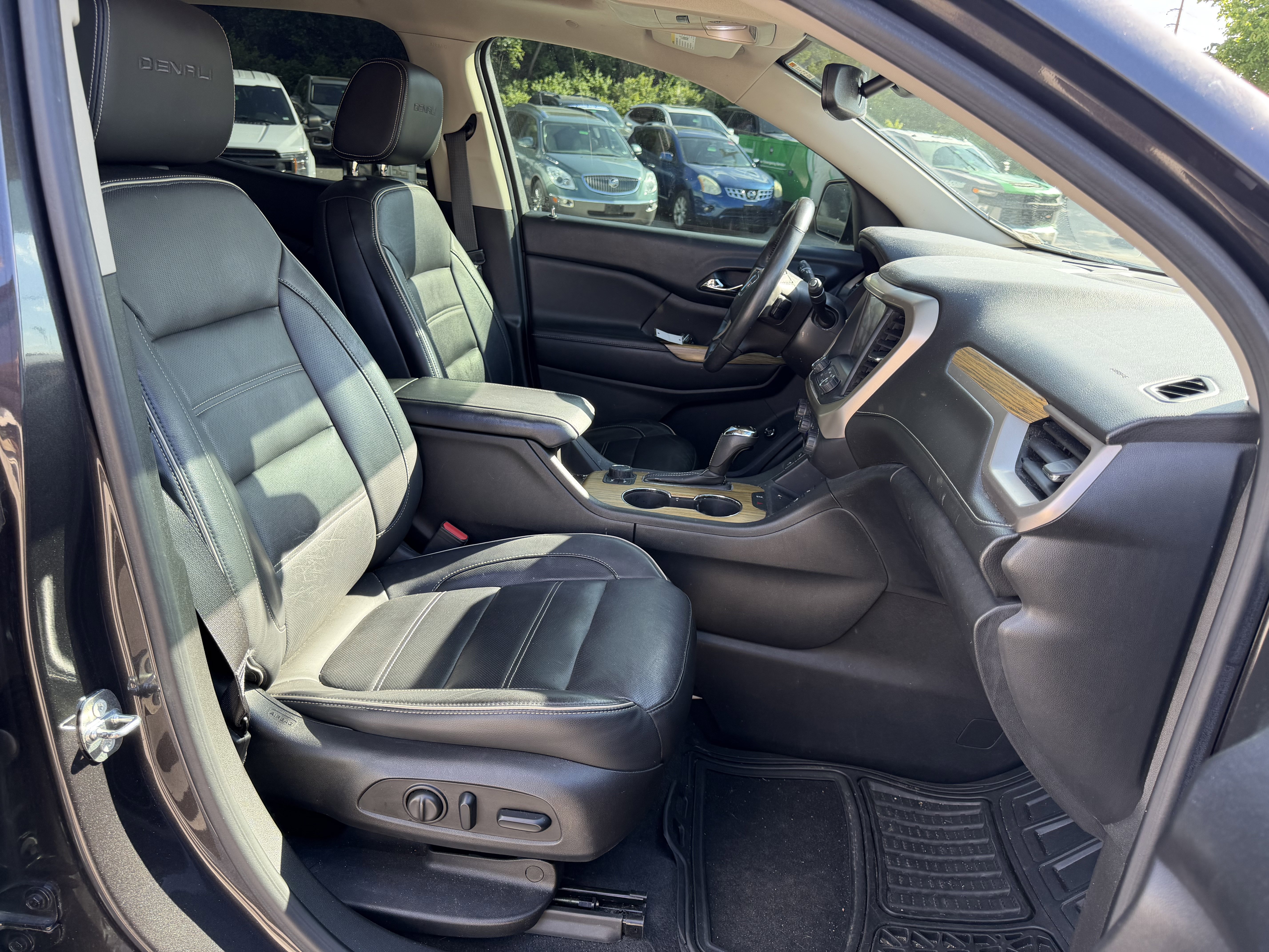 Used 2017 GMC Acadia Denali w/ Technology Package FWD image 11
