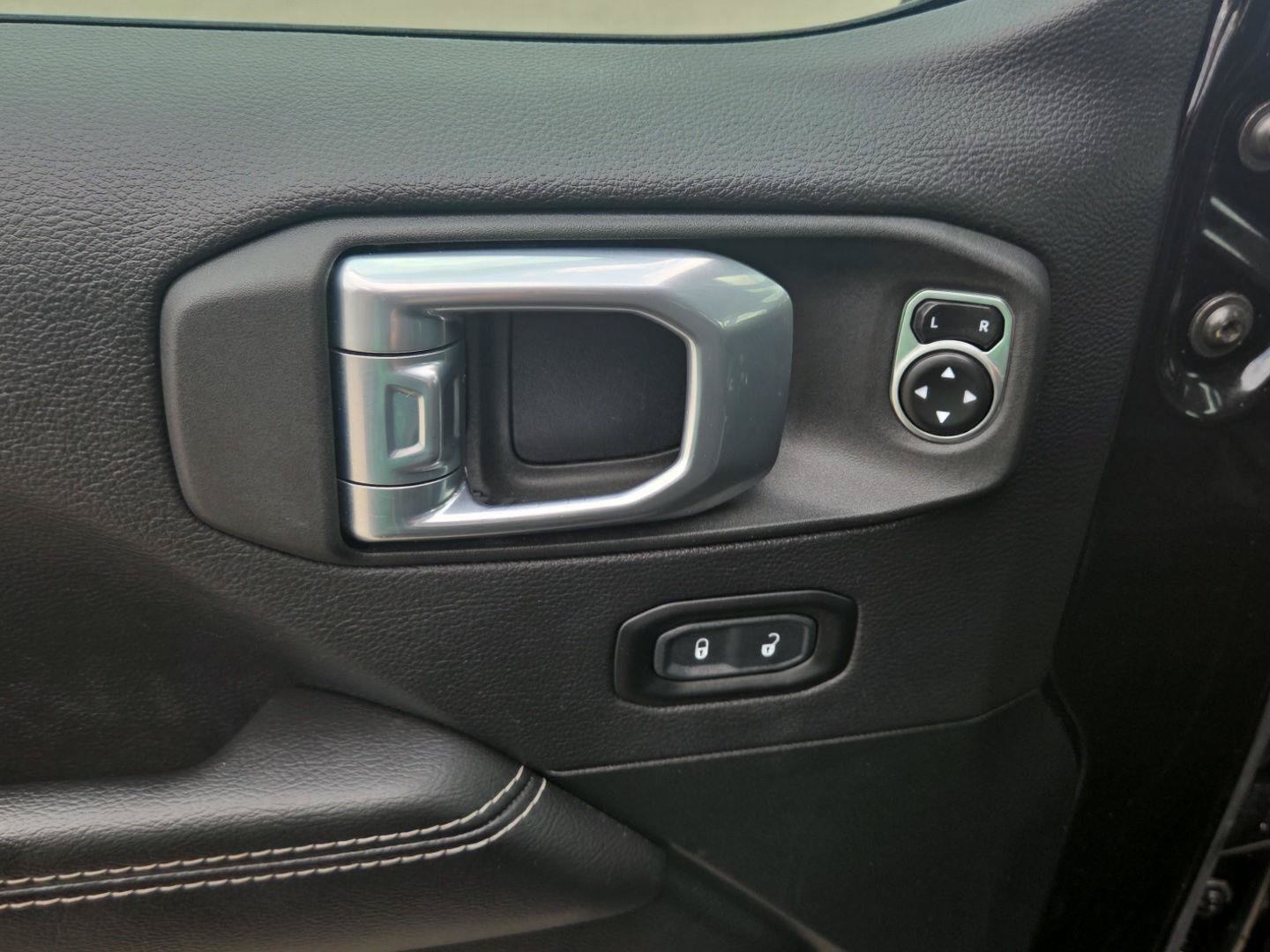 Used 2021 Jeep Gladiator Overland w/ Uconnect 4C Nav & Sound Group AWD/4WD image 16
