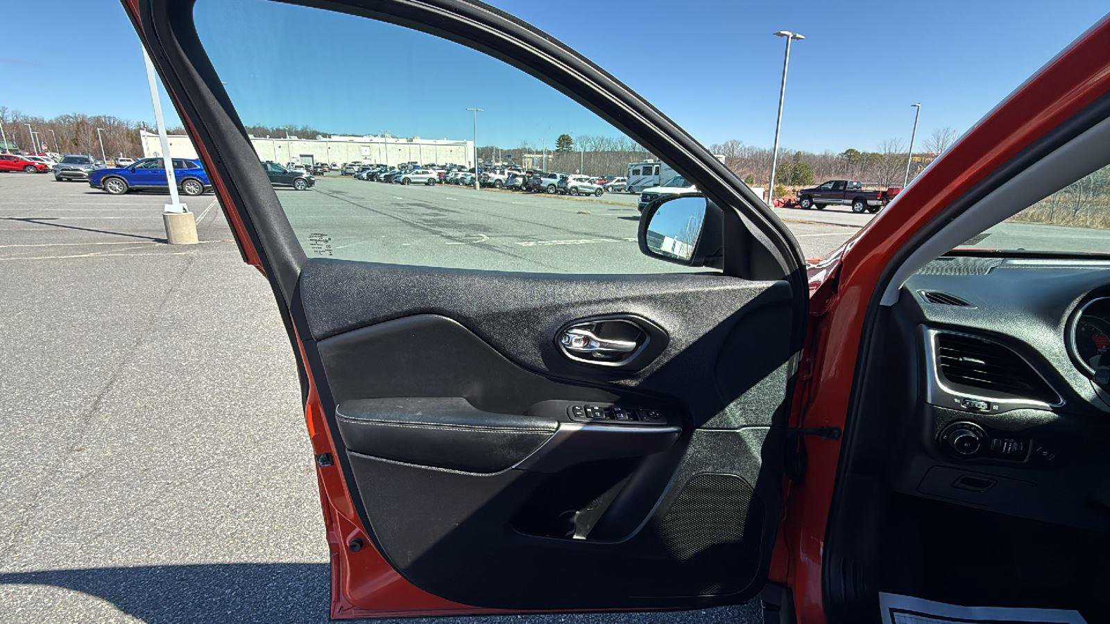 Used 2021 Jeep Cherokee Latitude Lux w/ Comfort/Convenience Group image 24