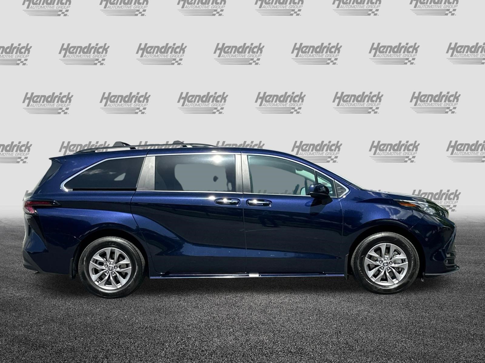 Used 2025 Toyota Sienna XLE w/ XLE Plus Package FWD image 3