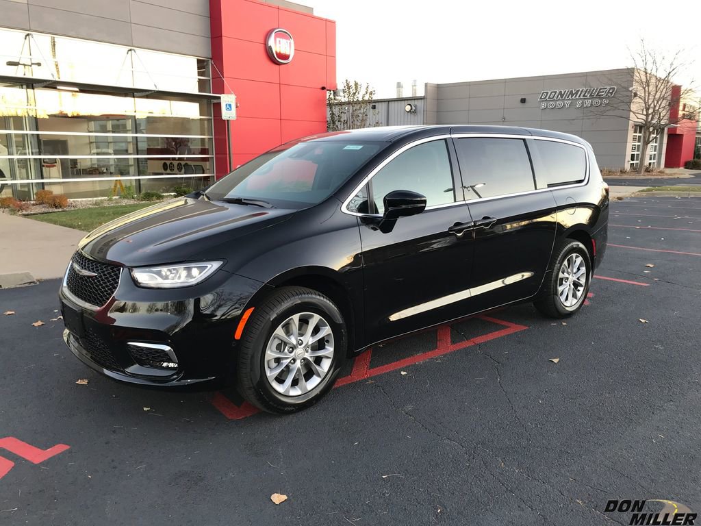 New 2026 Chrysler Pacifica Limited w/ Trailer Tow Group