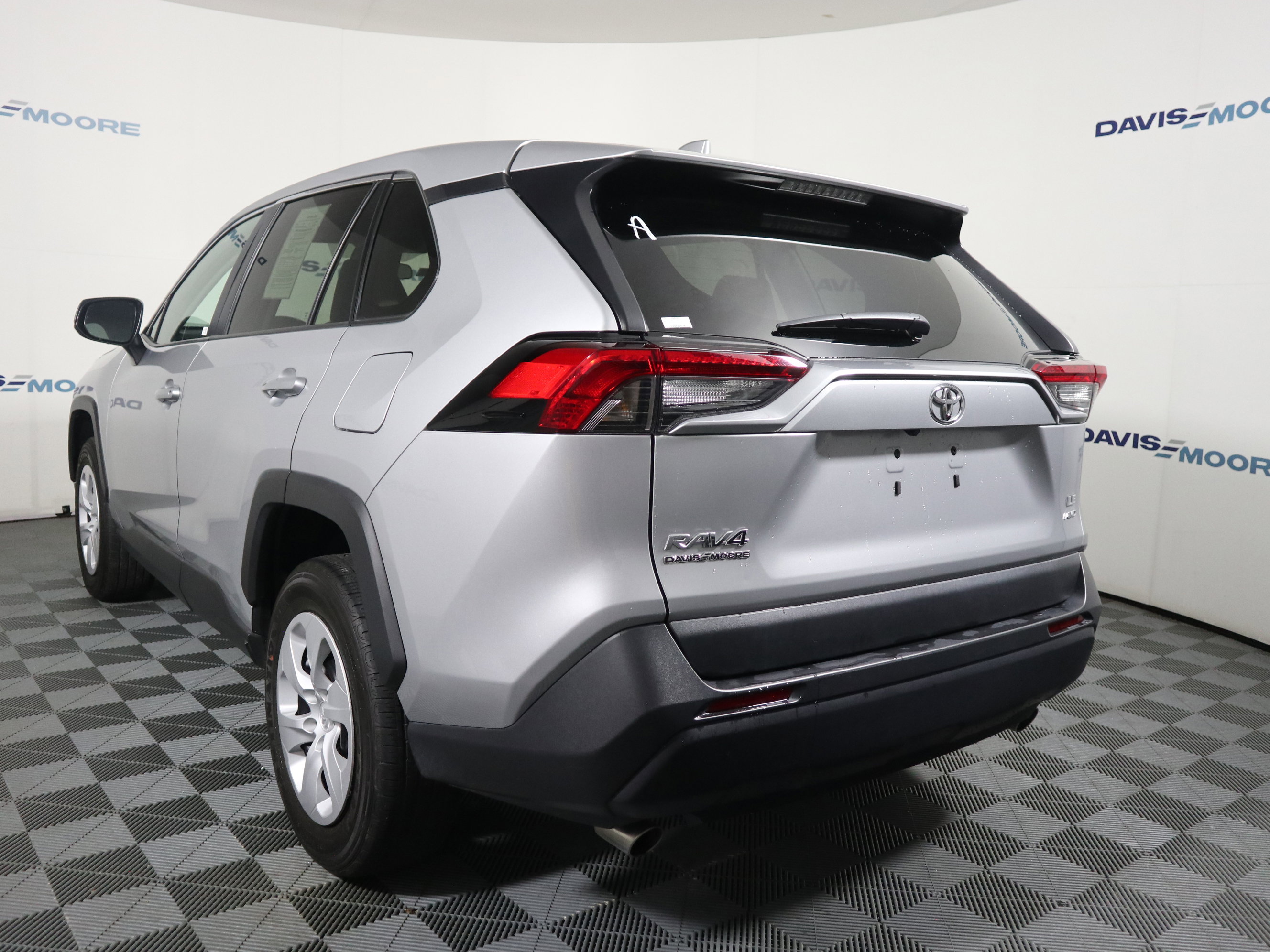 Used 2024 Toyota RAV4 LE AWD/4WD image 9