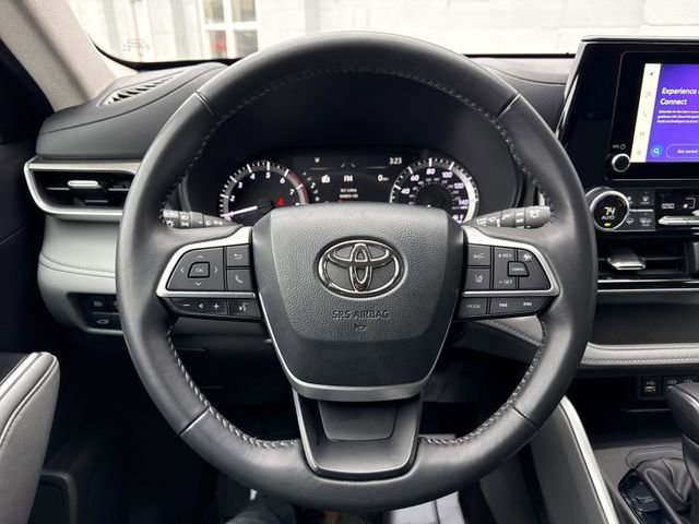 Used 2024 Toyota Highlander LE AWD/4WD image 17
