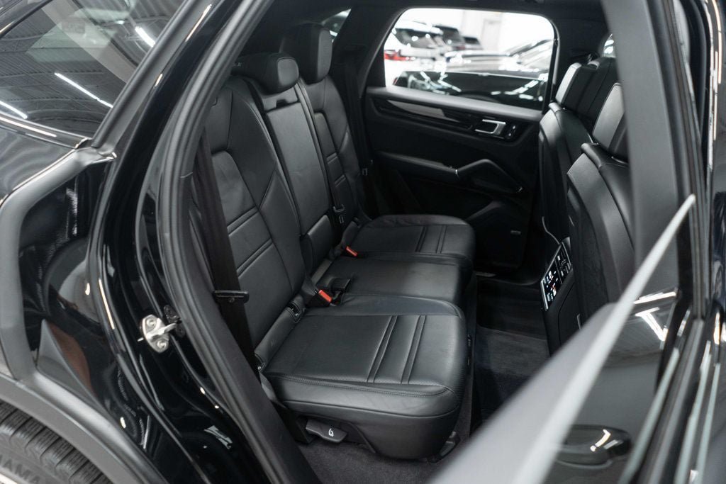 Used 2023 Porsche Cayenne AWD/4WD image 12