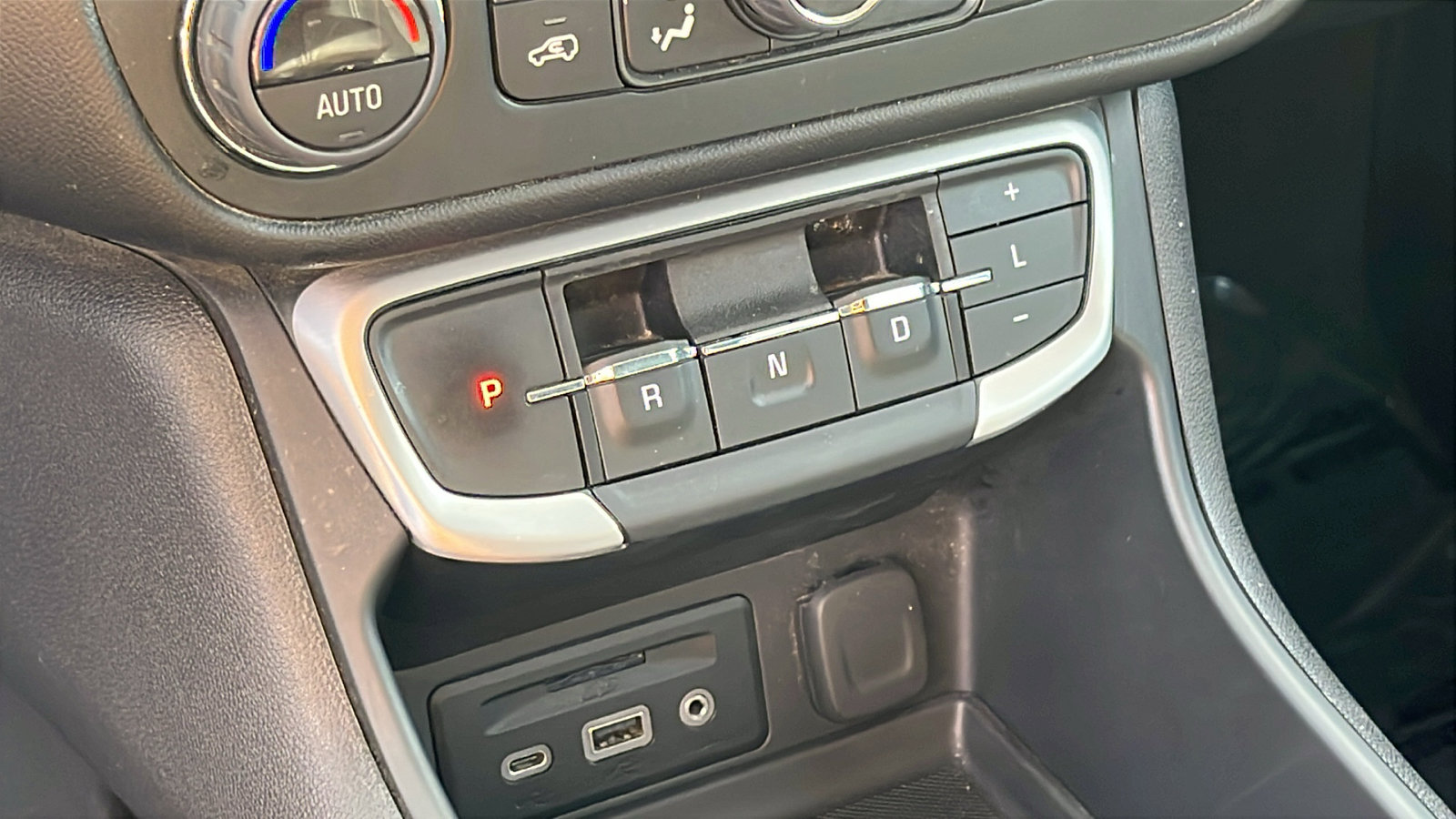 Certified 2024 GMC Terrain SLT image 21