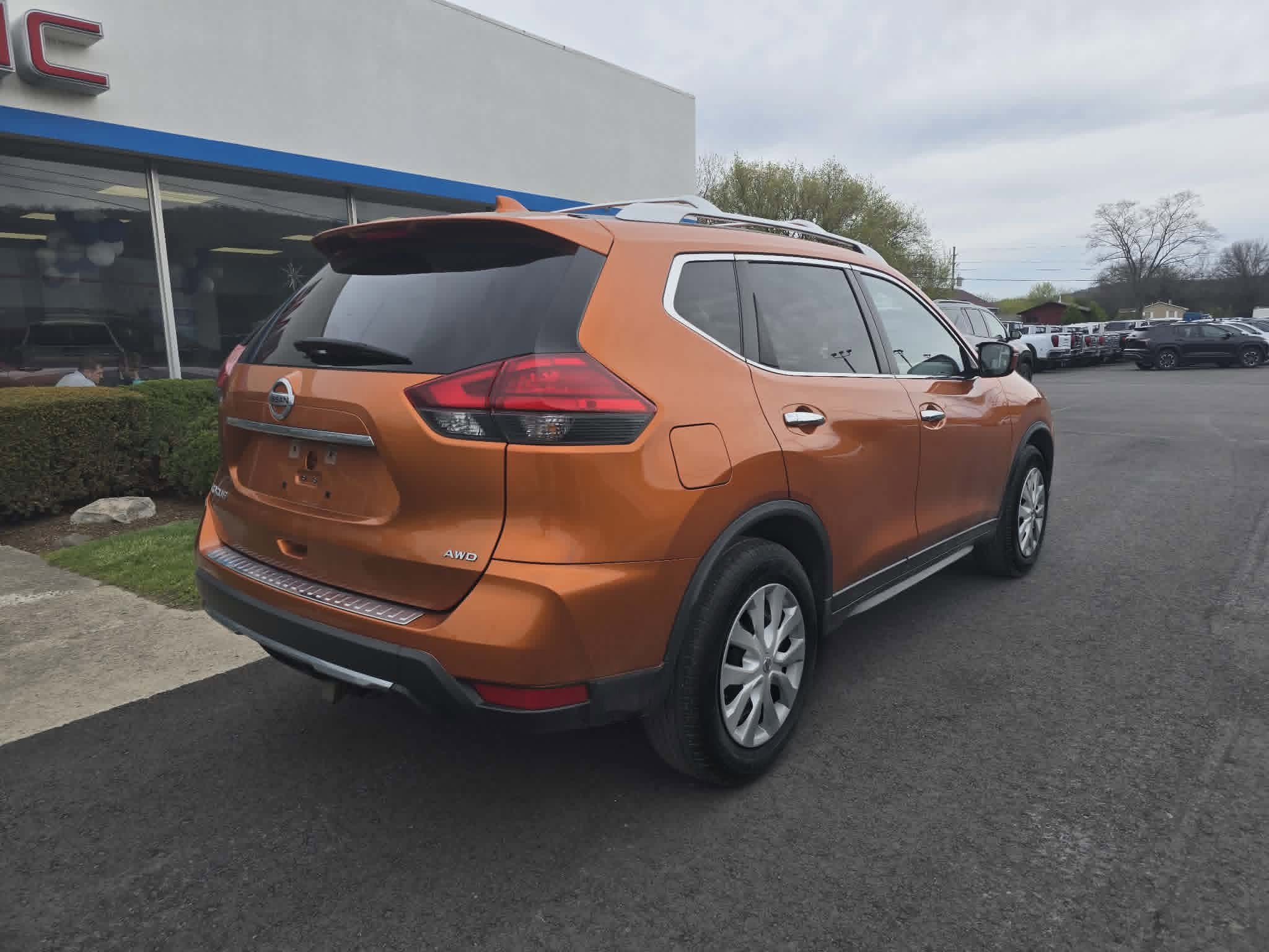 Used 2017 Nissan Rogue S w/ S Appearance Package AWD/4WD image 3