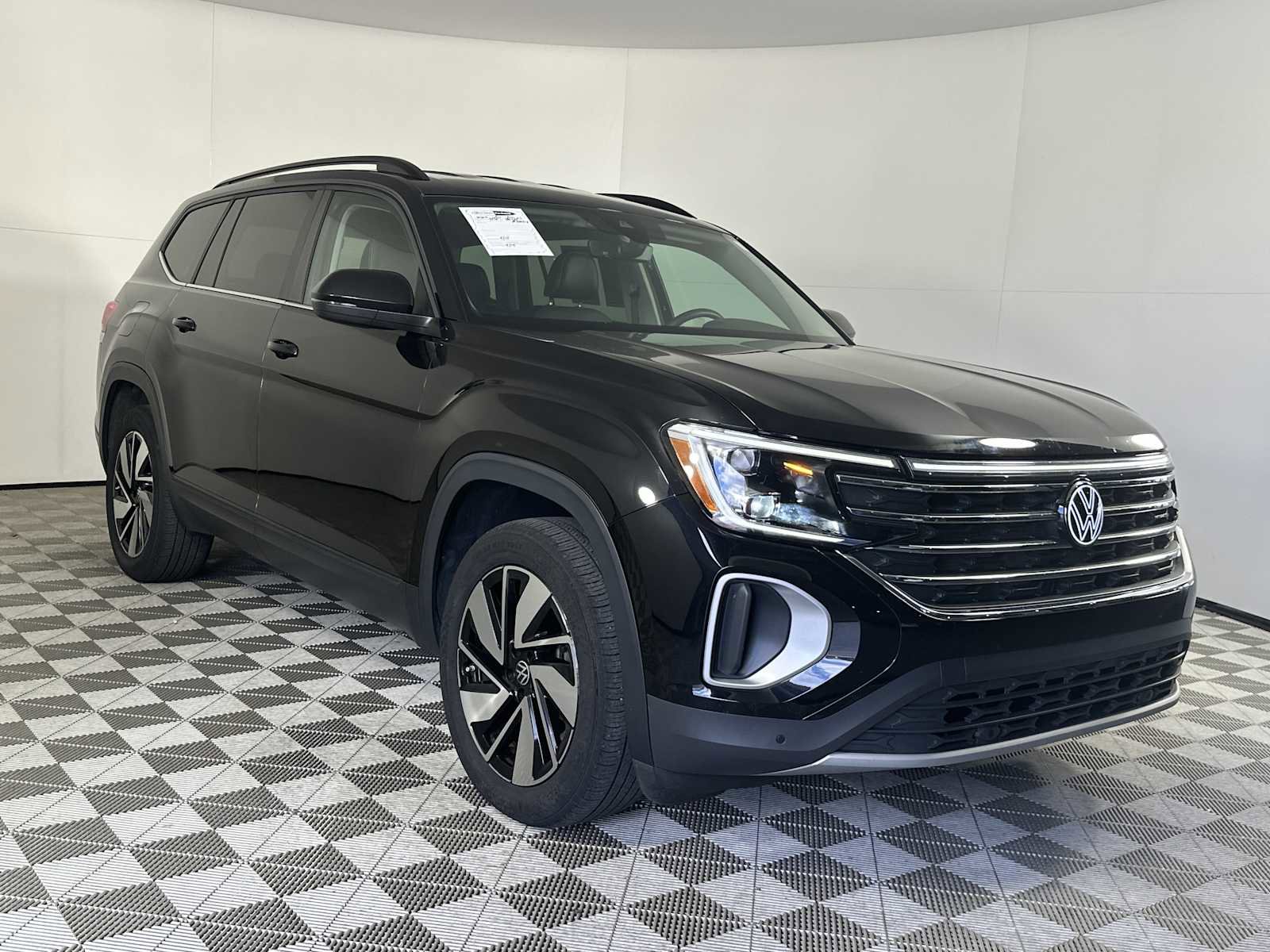 Used 2024 Volkswagen Atlas SE image 2