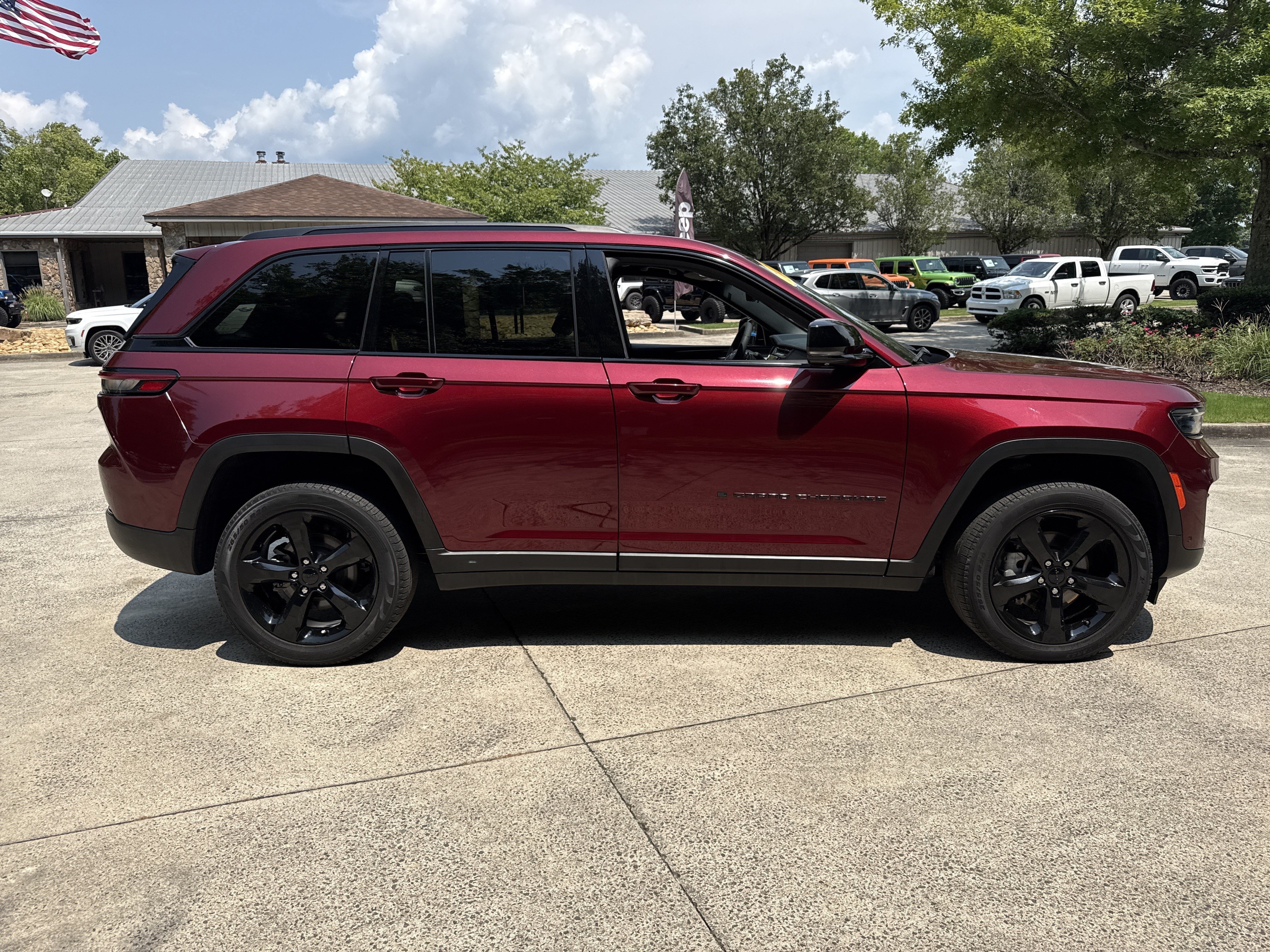 Used 2023 Jeep Grand Cherokee Limited w/ Luxury Tech Group II RWD image 8